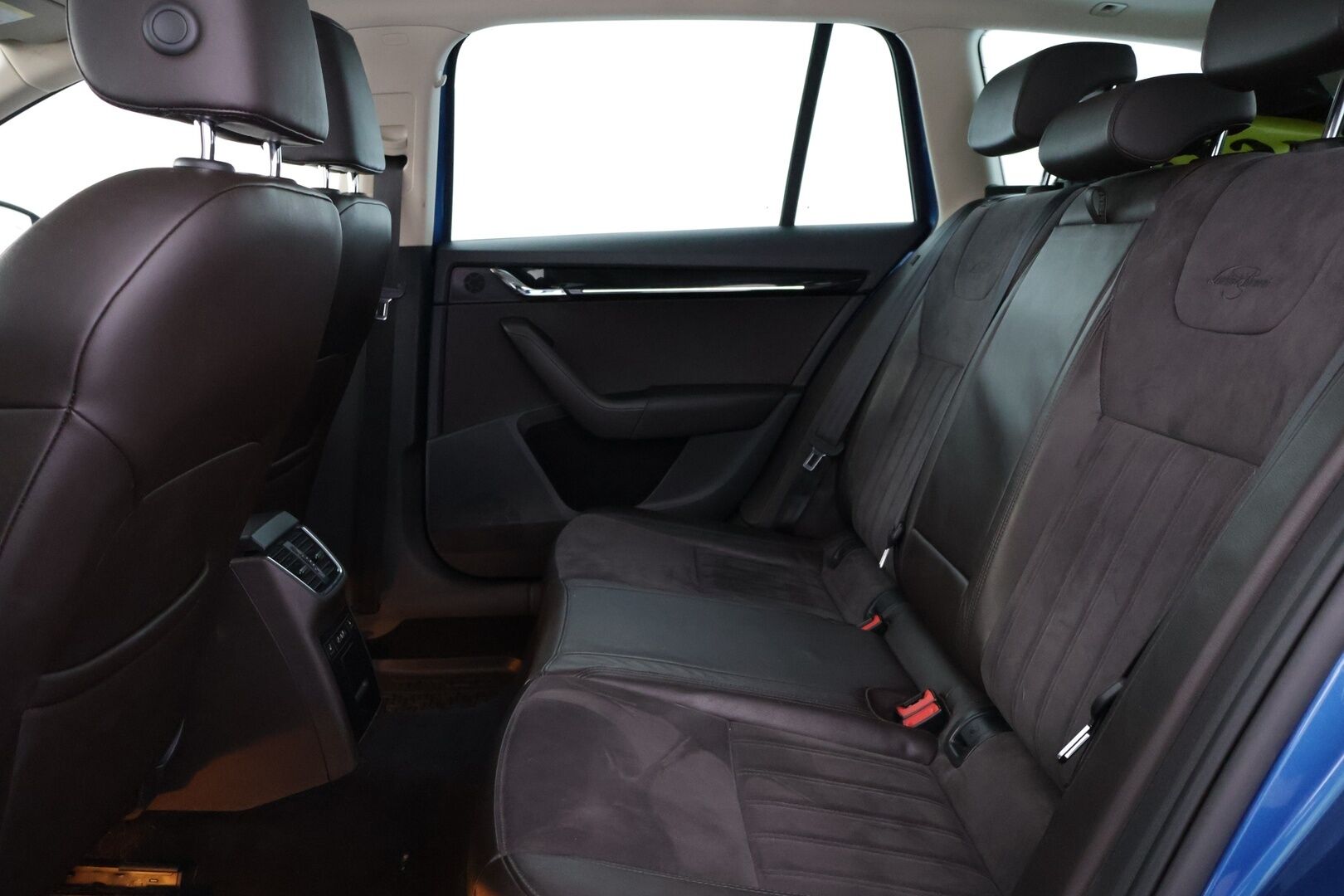 Skoda Octavia 2018 Combi 2,0 TDI 184 4x4 L&K DSG Autom. - | EI ADBLUE! | Webasto | ACC | Panorama | Keyless Go | Vetokoukku | Muistipaikka kuljettajalla | Nahka-alcantara | Kaukovaloautomatiikka | Bliss | Navi | Canton | Lämm ratti ja tuulilasi |