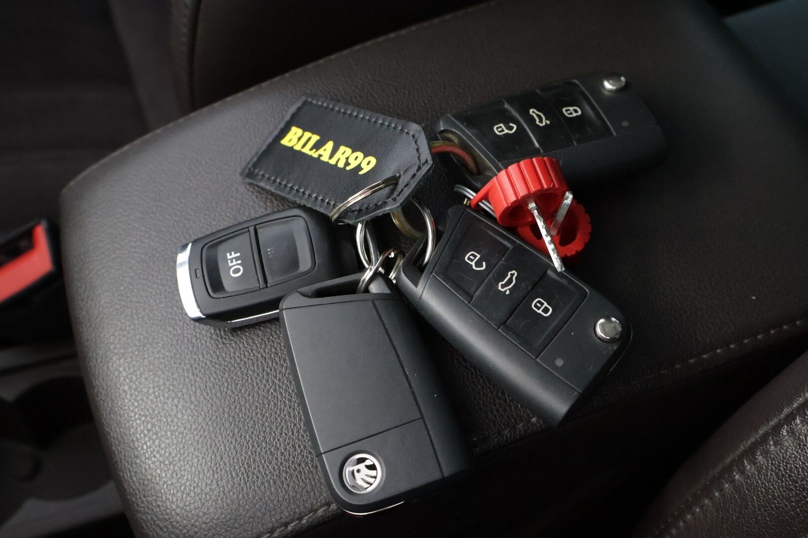 Skoda Octavia 2018 Combi 2,0 TDI 184 4x4 L&K DSG Autom. - | EI ADBLUE! | Webasto | ACC | Panorama | Keyless Go | Vetokoukku | Muistipaikka kuljettajalla | Nahka-alcantara | Kaukovaloautomatiikka | Bliss | Navi | Canton | Lämm ratti ja tuulilasi |
