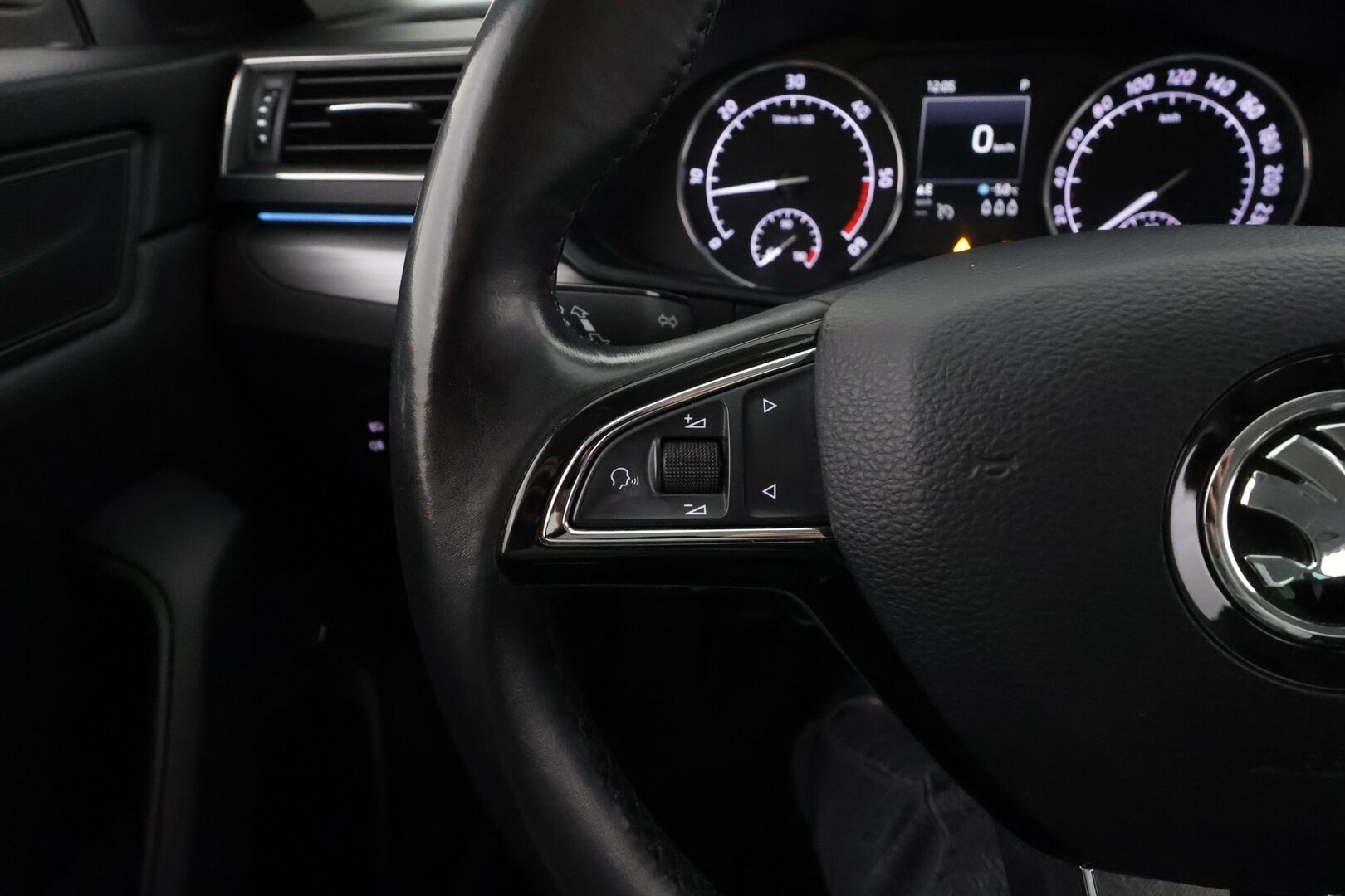 Skoda Superb 2017 Combi 2,0 TDI 190 Elegance DSG * ACC / Webasto / Koukku / Canton / P.kamera / Xenon / Keyless / Apple & Android * - Suomi-auto / Kahdet Renkaat