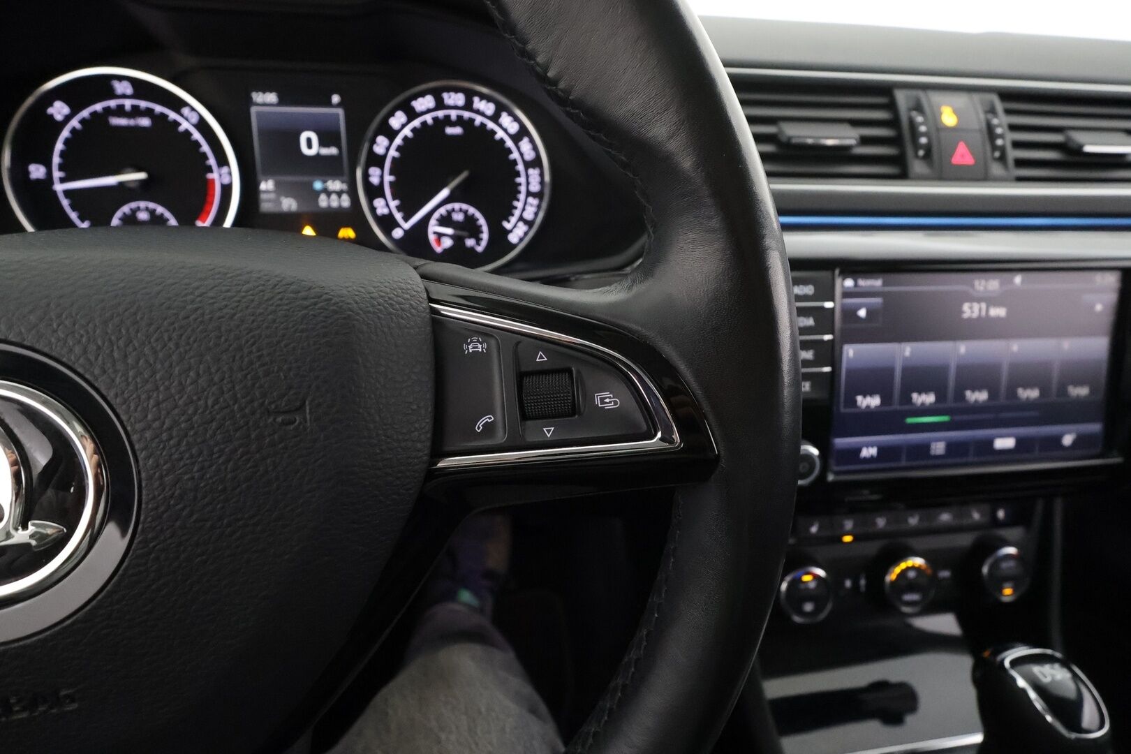 Skoda Superb 2017 Combi 2,0 TDI 190 Elegance DSG * ACC / Webasto / Koukku / Canton / P.kamera / Xenon / Keyless / Apple & Android * - Suomi-auto / Kahdet Renkaat