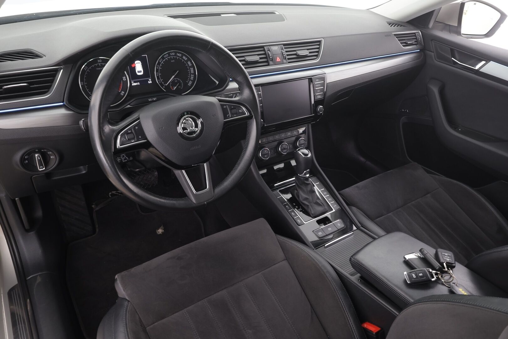 Skoda Superb 2017 Combi 2,0 TDI 190 Elegance DSG * ACC / Webasto / Koukku / Canton / P.kamera / Xenon / Keyless / Apple & Android * - Suomi-auto / Kahdet Renkaat