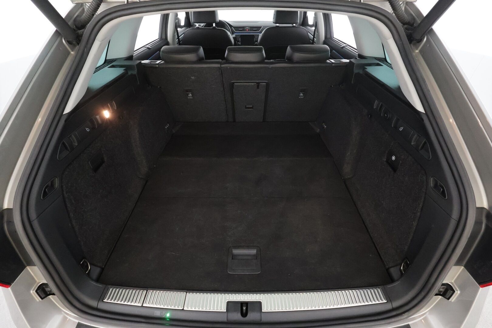 Skoda Superb 2017 Combi 2,0 TDI 190 Elegance DSG * ACC / Webasto / Koukku / Canton / P.kamera / Xenon / Keyless / Apple & Android * - Suomi-auto / Kahdet Renkaat