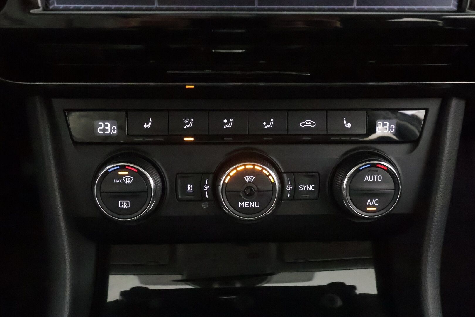 Skoda Superb 2017 Combi 2,0 TDI 190 Elegance DSG * ACC / Webasto / Koukku / Canton / P.kamera / Xenon / Keyless / Apple & Android * - Suomi-auto / Kahdet Renkaat