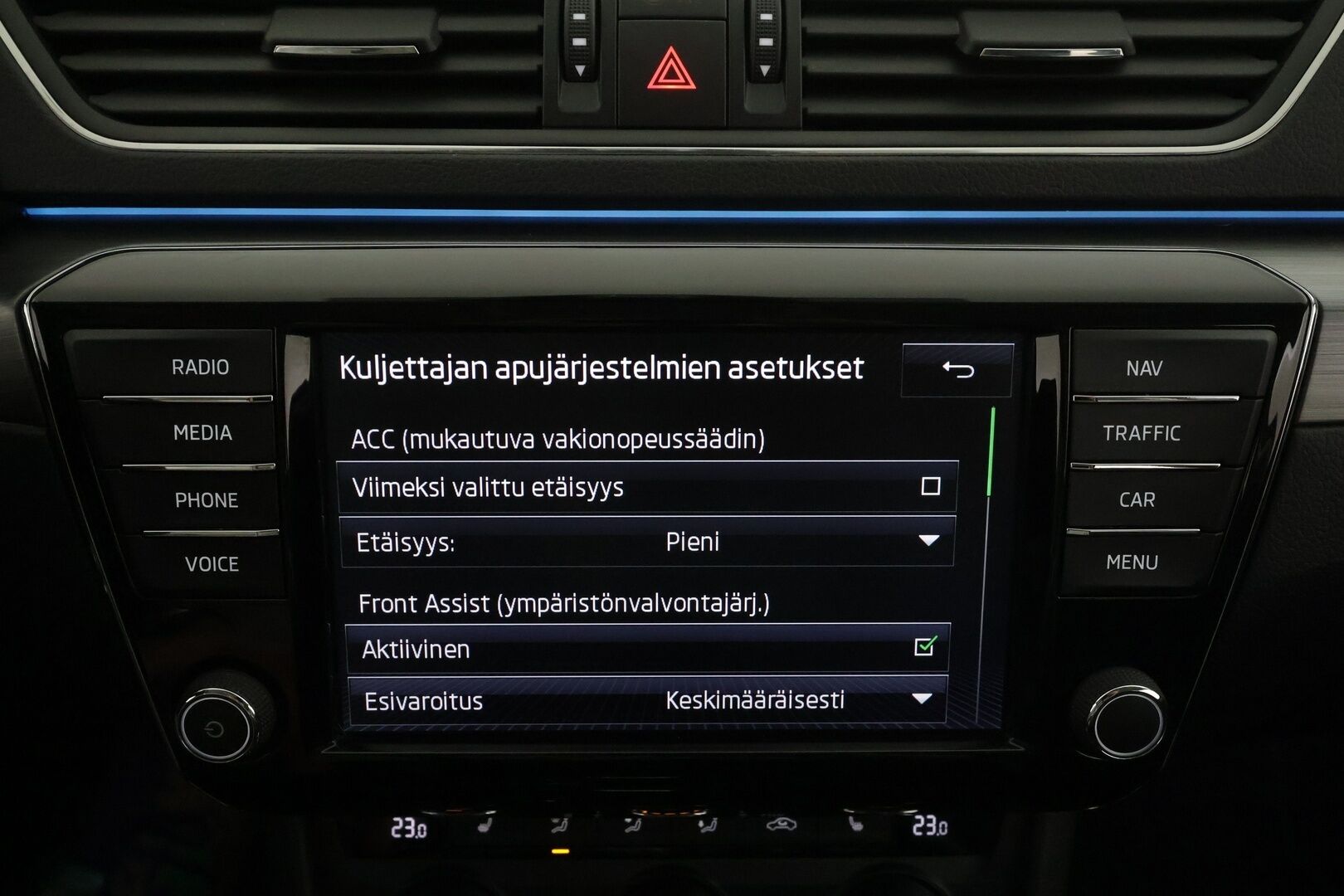 Skoda Superb 2017 Combi 2,0 TDI 190 Elegance DSG * ACC / Webasto / Koukku / Canton / P.kamera / Xenon / Keyless / Apple & Android * - Suomi-auto / Kahdet Renkaat