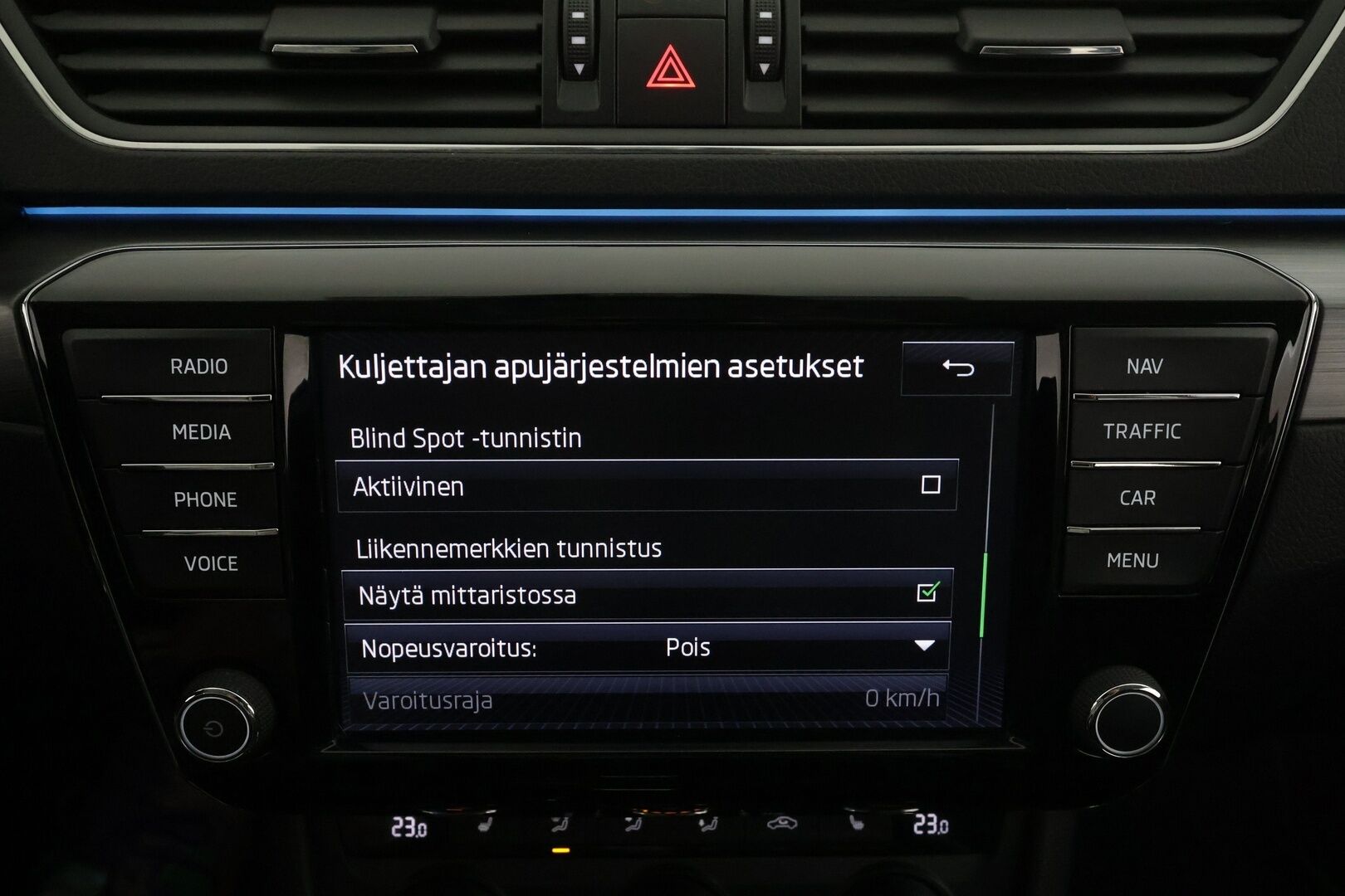 Skoda Superb 2017 Combi 2,0 TDI 190 Elegance DSG * ACC / Webasto / Koukku / Canton / P.kamera / Xenon / Keyless / Apple & Android * - Suomi-auto / Kahdet Renkaat