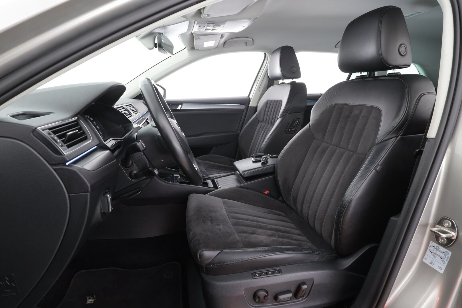 Skoda Superb 2017 Combi 2,0 TDI 190 Elegance DSG * ACC / Webasto / Koukku / Canton / P.kamera / Xenon / Keyless / Apple & Android * - Suomi-auto / Kahdet Renkaat