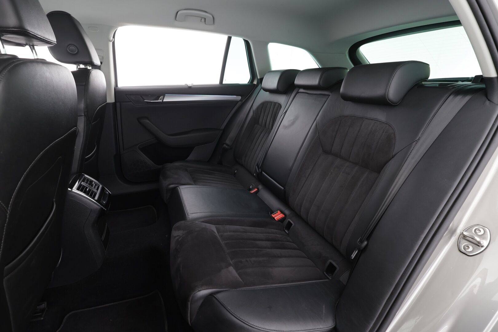 Skoda Superb 2017 Combi 2,0 TDI 190 Elegance DSG * ACC / Webasto / Koukku / Canton / P.kamera / Xenon / Keyless / Apple & Android * - Suomi-auto / Kahdet Renkaat