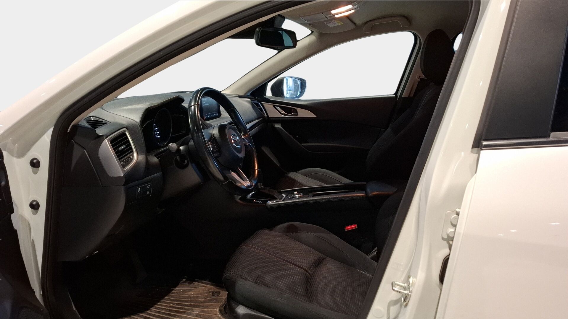 Mazda Mazda3 2018 5HB 2,0 (120) SKYACTIV-G Optimum 6AT 5ov BX2O / 2-om. Suomi-auto / Vakkari / Lohko+sisäp. / Katveavustin / Navi / - Todella siisti! / Helmiäisväri / Sisätilanlämmitin