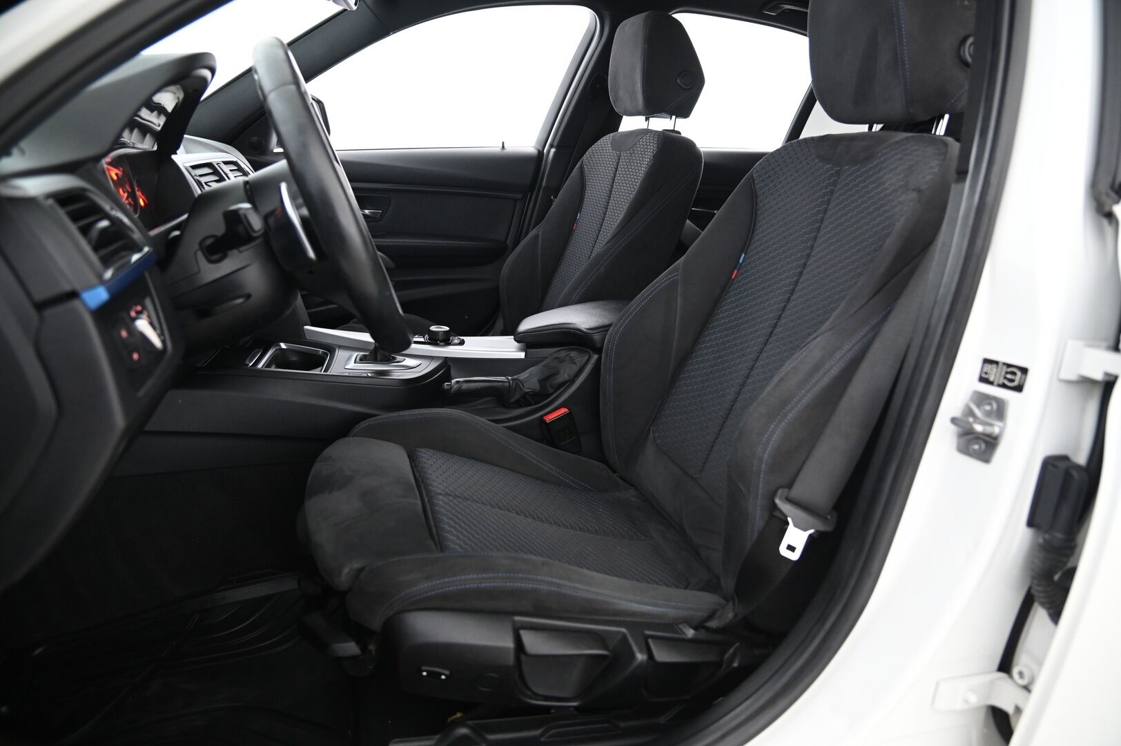 BMW 320 2013 xDrive Sedan M-Sport *Tämä auto myydään YritysOutlet -valikoimasta vain yritykselle* - 2x renkaat / kattava huoltohistoria