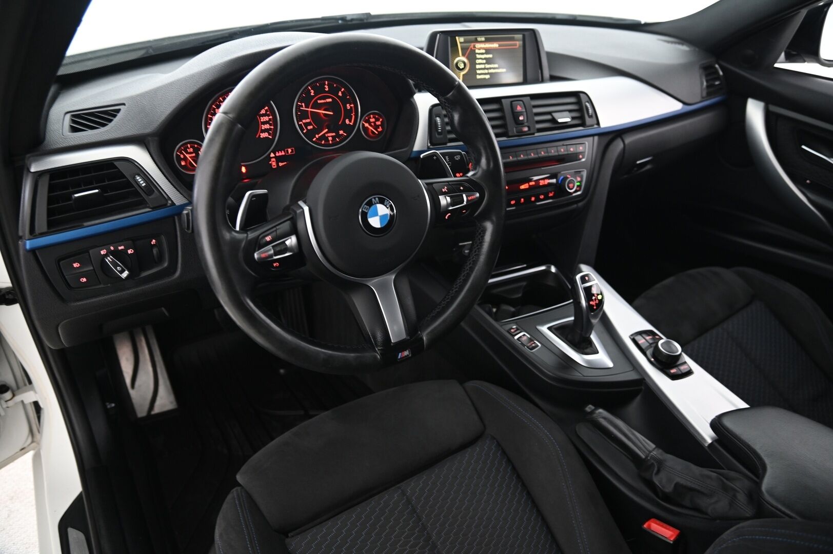BMW 320 2013 xDrive Sedan M-Sport *Sporttipenkit/  Bt/  Tutka/  Vakkari* - Juuri leimattu / 2x renkaat 