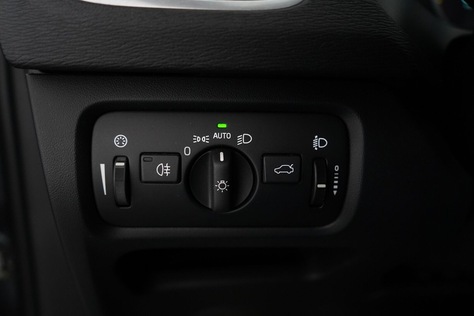 Volvo V40 2013 D2 Kinetic *Vakkari / Webasto / Koukku / Tutka* - Kahdet renkaat Volvon alumiinivantein / Säännöllinen huoltokirja