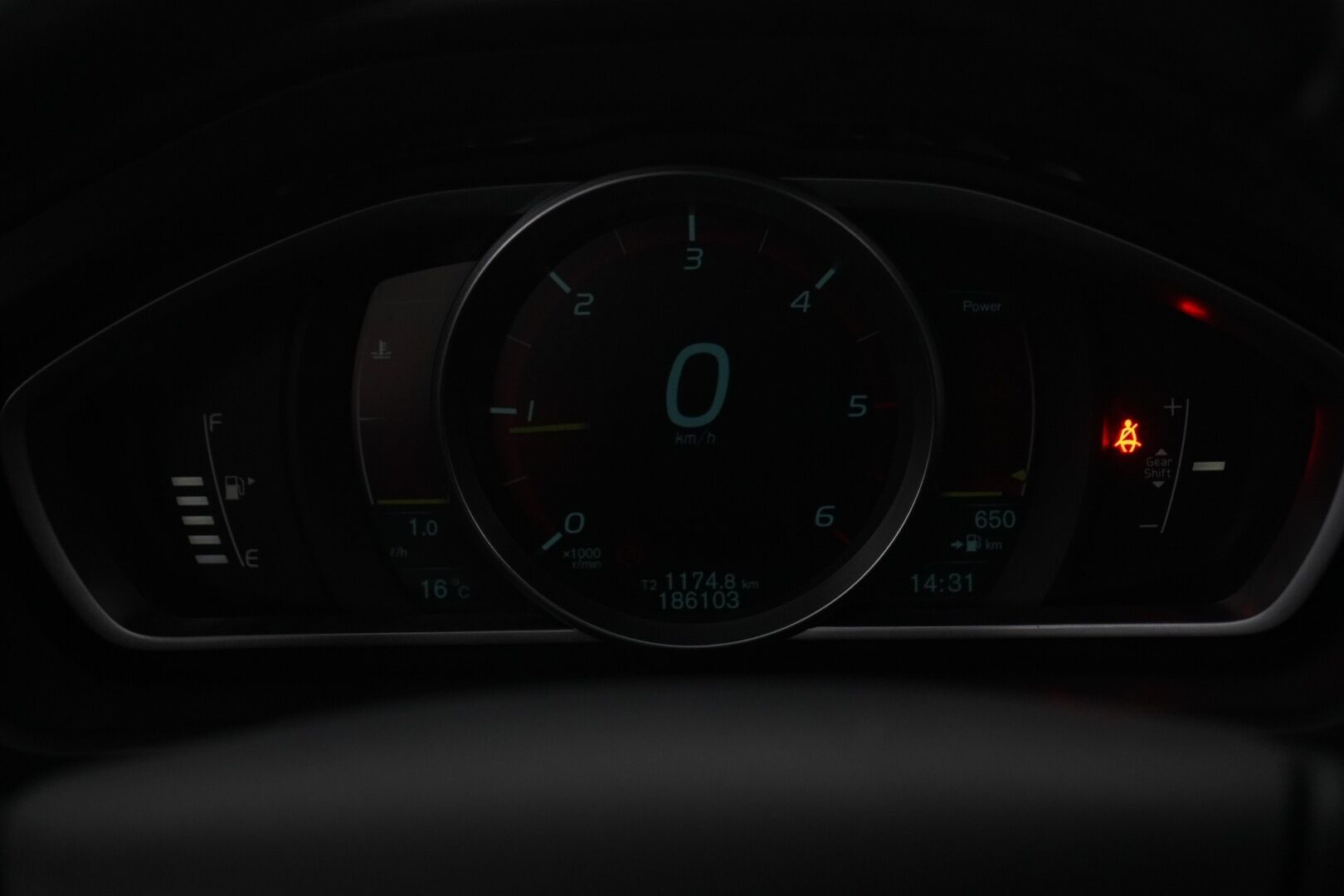 Volvo V40 2013 D2 Kinetic *Vakkari / Webasto / Koukku / Tutka* - Kahdet renkaat Volvon alumiinivantein / Säännöllinen huoltokirja