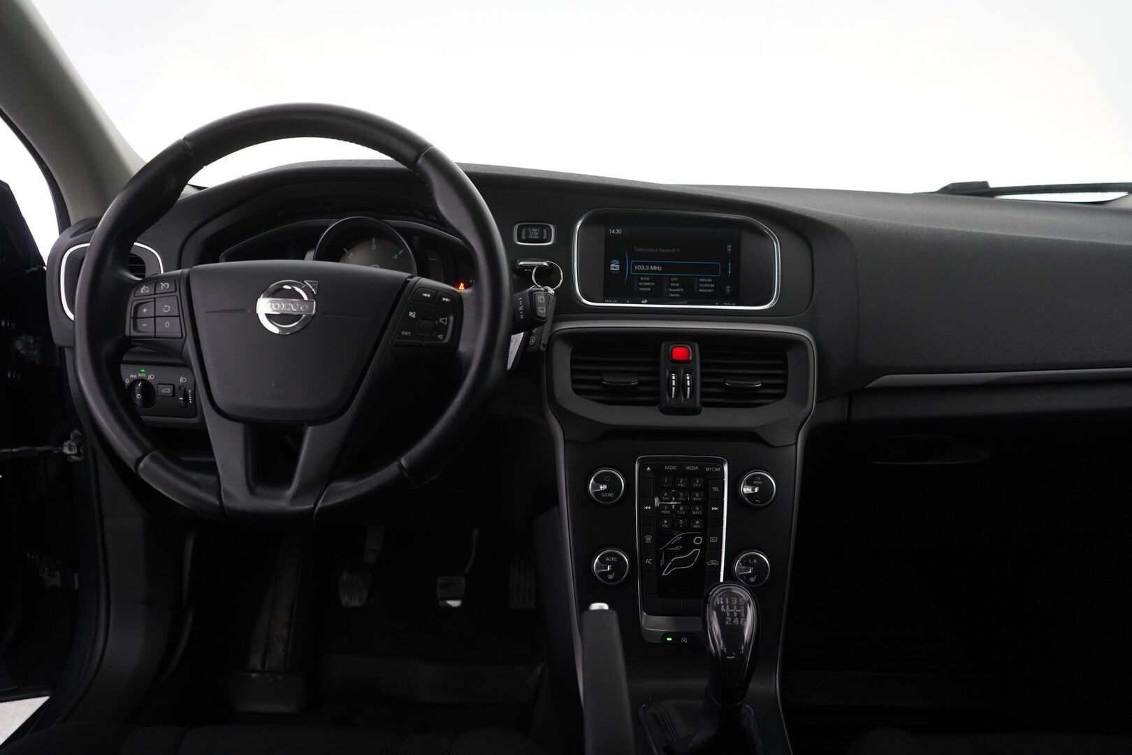 Volvo V40 2013 D2 Kinetic *Vakkari / Webasto / Koukku / Tutka* - Kahdet renkaat Volvon alumiinivantein / Säännöllinen huoltokirja