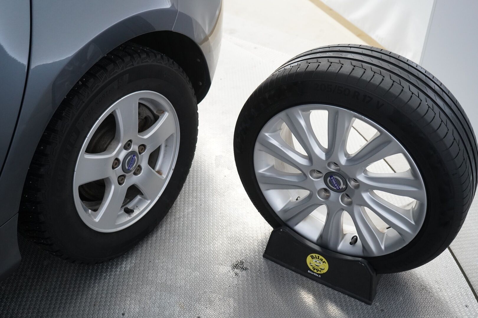 Volvo V40 2013 D2 Kinetic *Vakkari / Webasto / Koukku / Tutka* - Kahdet renkaat Volvon alumiinivantein / Säännöllinen huoltokirja