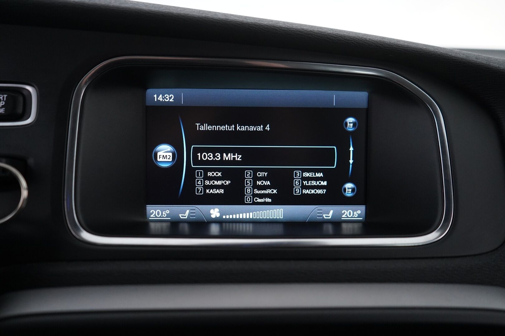 Volvo V40 2013 D2 Kinetic *Vakkari / Webasto / Koukku / Tutka* - Kahdet renkaat Volvon alumiinivantein / Säännöllinen huoltokirja