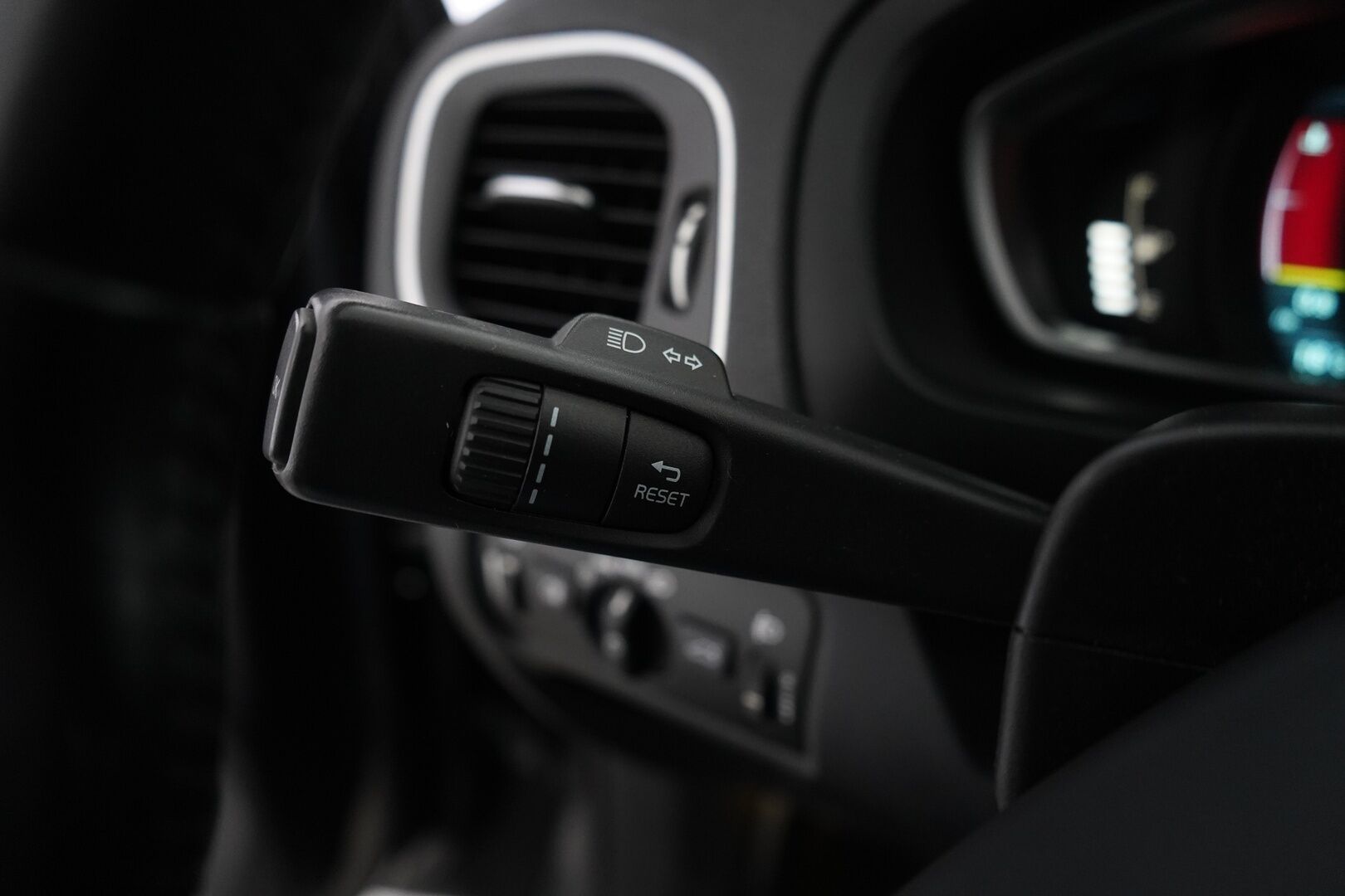 Volvo V40 2013 D2 Kinetic *Vakkari / Webasto / Koukku / Tutka* - Kahdet renkaat Volvon alumiinivantein / Säännöllinen huoltokirja