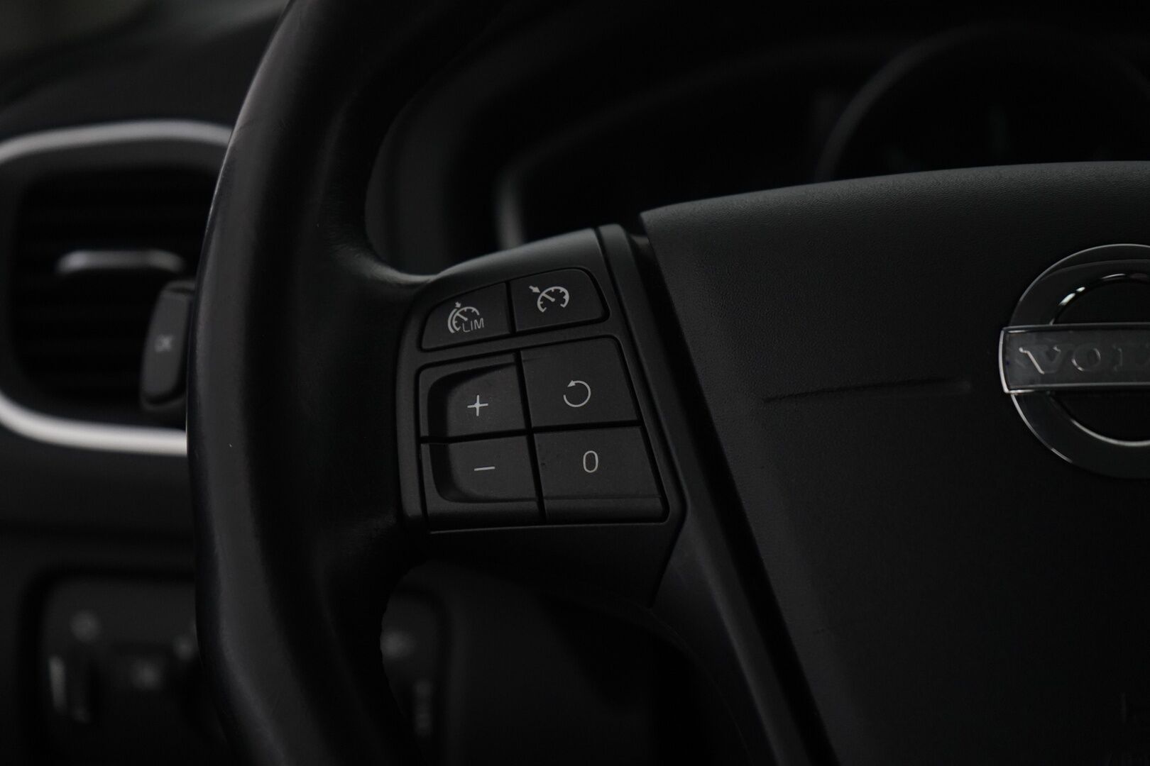 Volvo V40 2013 D2 Kinetic *Vakkari / Webasto / Koukku / Tutka* - Kahdet renkaat Volvon alumiinivantein / Säännöllinen huoltokirja