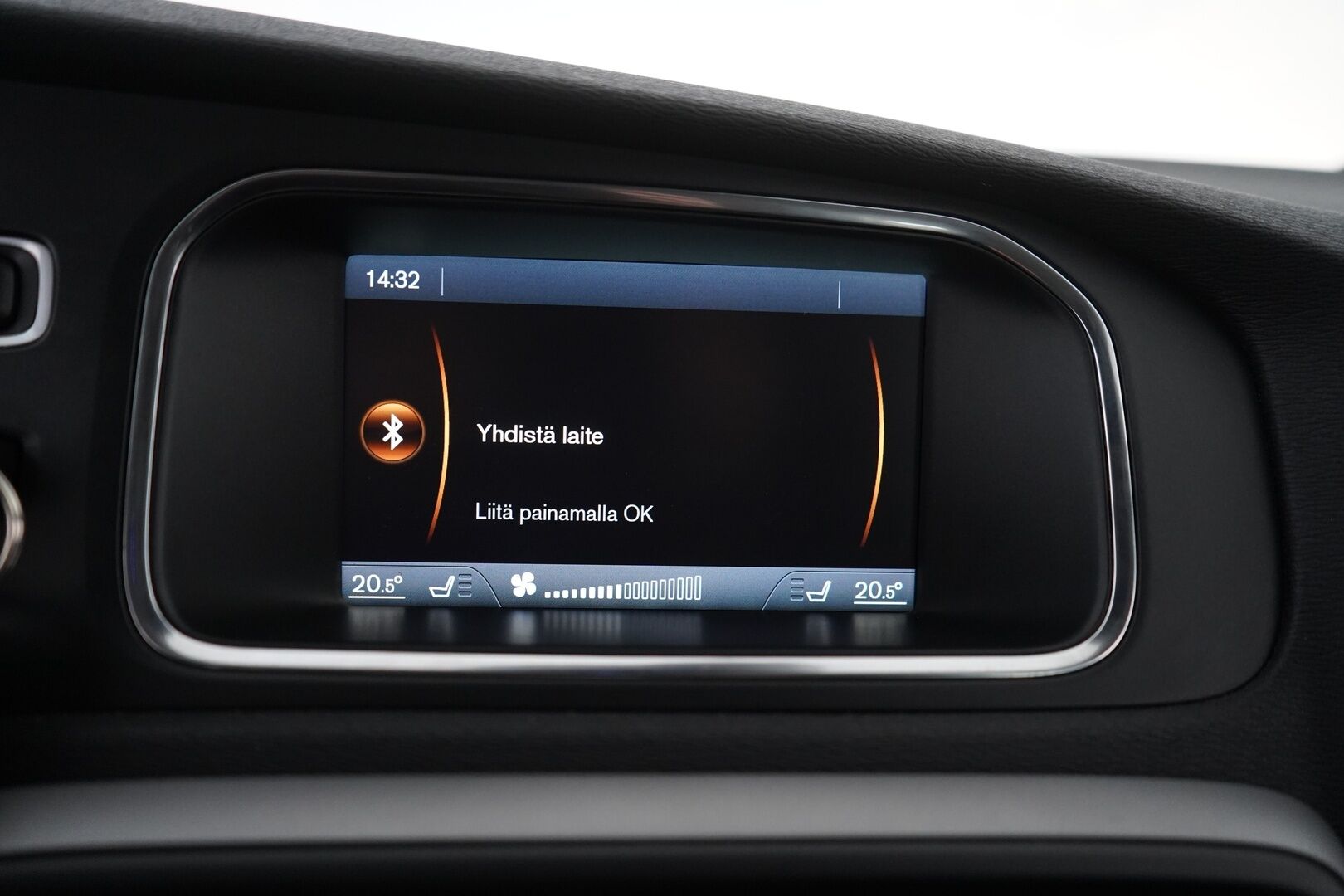 Volvo V40 2013 D2 Kinetic *Vakkari / Webasto / Koukku / Tutka* - Kahdet renkaat Volvon alumiinivantein / Säännöllinen huoltokirja