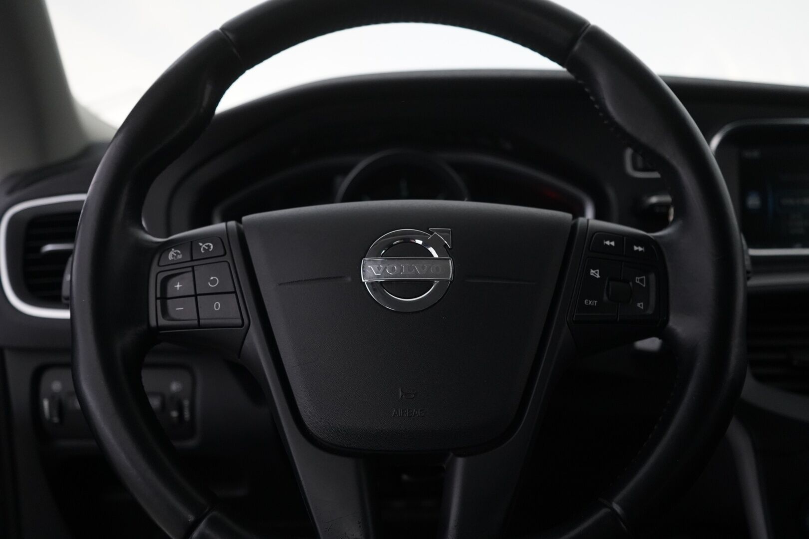 Volvo V40 2013 D2 Kinetic *Vakkari / Webasto / Koukku / Tutka* - Kahdet renkaat Volvon alumiinivantein / Säännöllinen huoltokirja