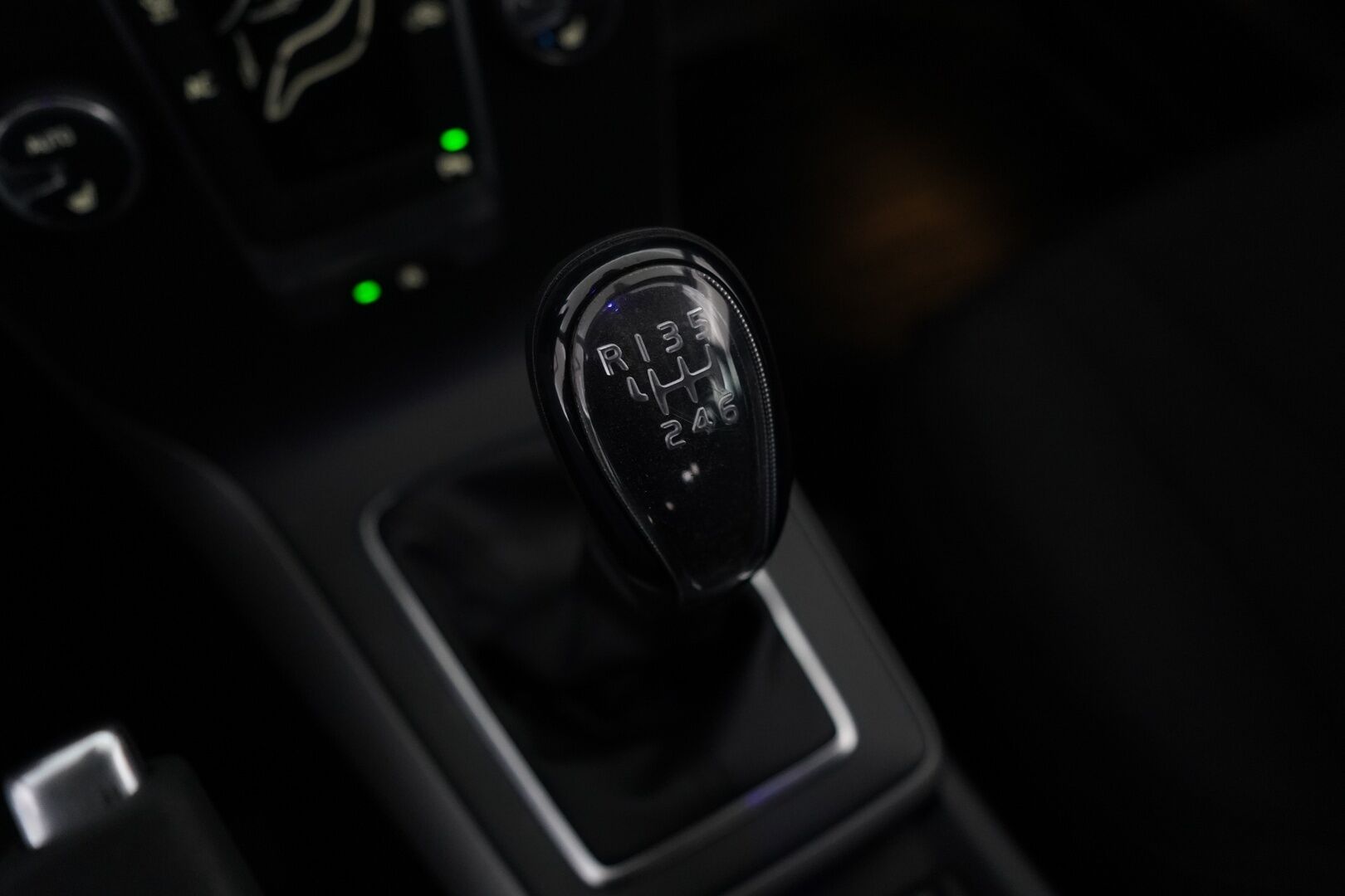 Volvo V40 2013 D2 Kinetic *Vakkari / Webasto / Koukku / Tutka* - Kahdet renkaat Volvon alumiinivantein / Säännöllinen huoltokirja