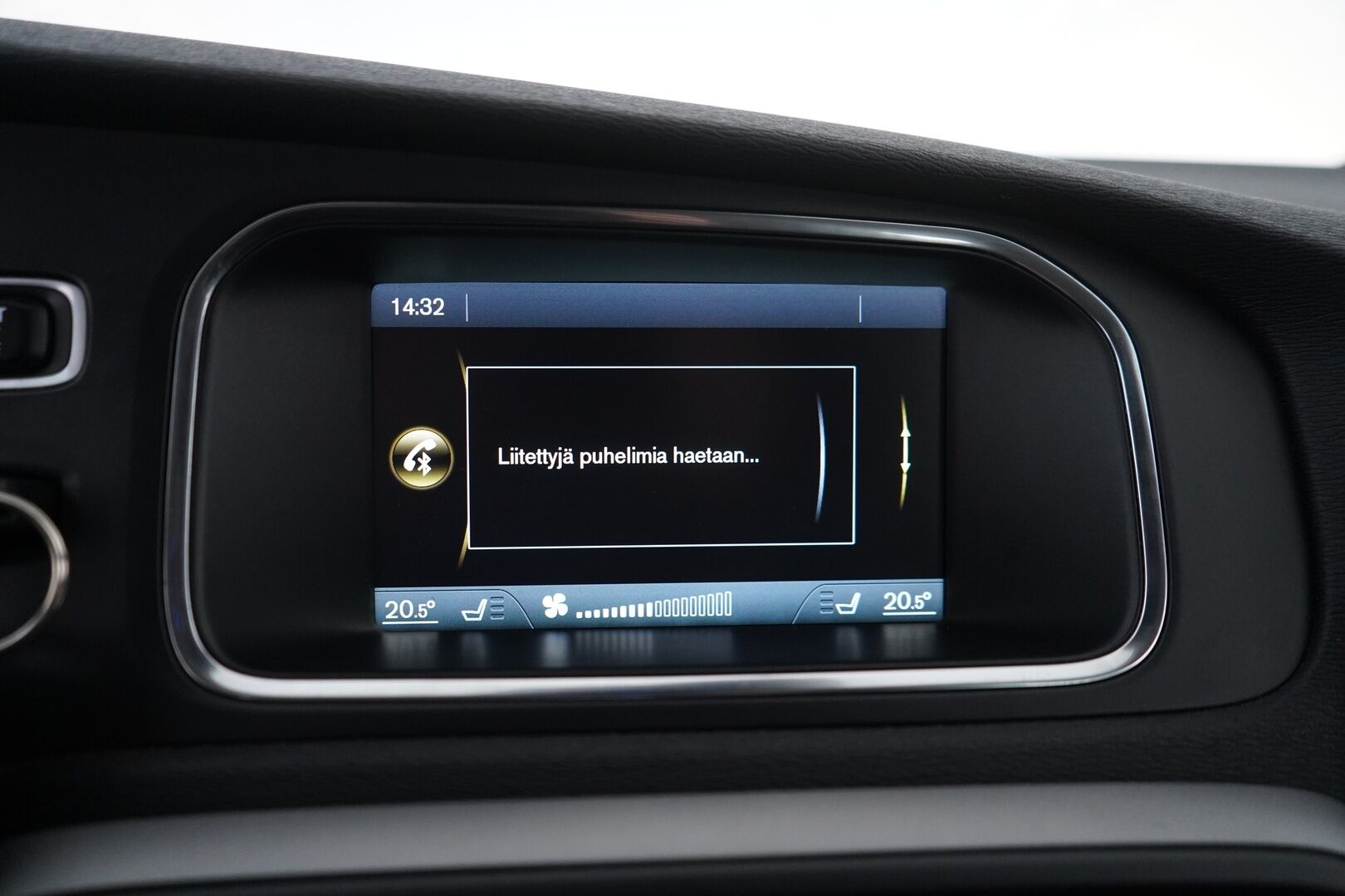 Volvo V40 2013 D2 Kinetic *Vakkari / Webasto / Koukku / Tutka* - Kahdet renkaat Volvon alumiinivantein / Säännöllinen huoltokirja