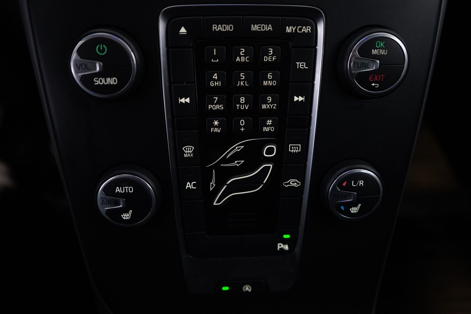 Volvo V40 2013 D2 Kinetic *Vakkari / Webasto / Koukku / Tutka* - Kahdet renkaat Volvon alumiinivantein / Säännöllinen huoltokirja