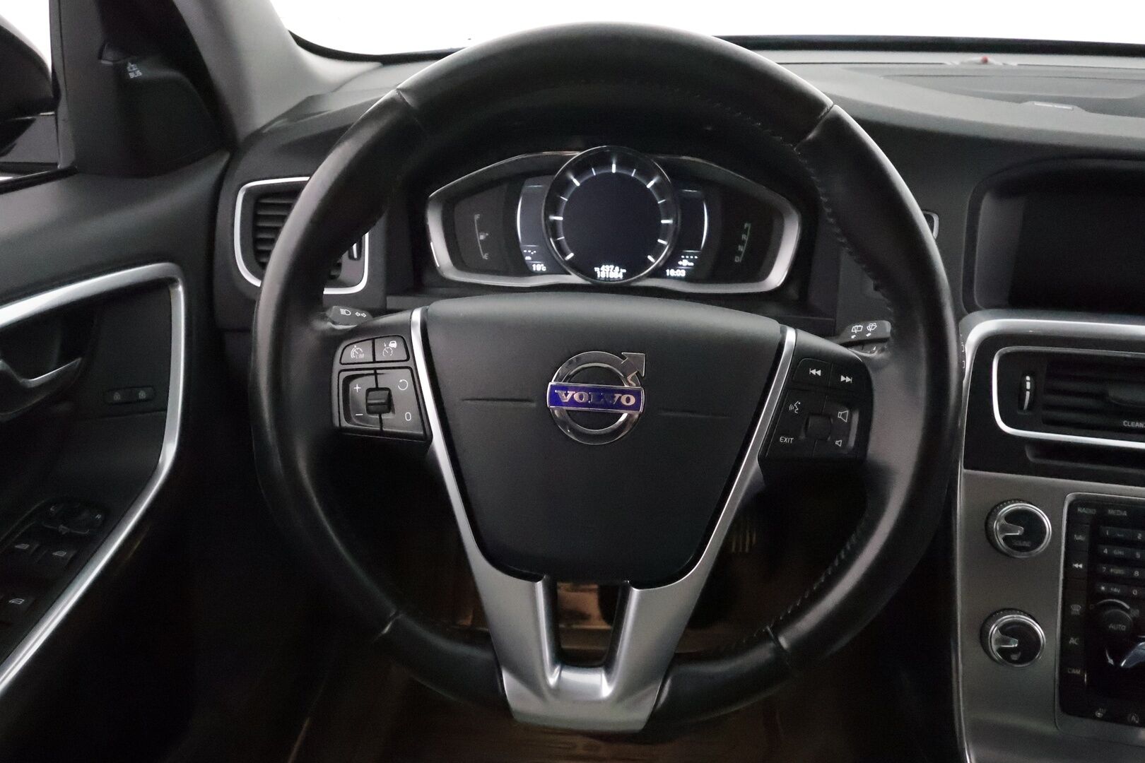 Volvo V60 Cross Country 2018 D4 AWD Business Classic aut **Adapt.vakkari / P.kamera / H&K / Webasto / Koukku / Muistipenkki / Aktiiv.Xenon** - Suomi-auto / Merkkihuollettu / Kahdet renkaat aluvanteilla / Nahkaverhoilu / Penkinlämmittimet takana / Ratinlämmitin / BLIS / Navi / Digimittaristo
