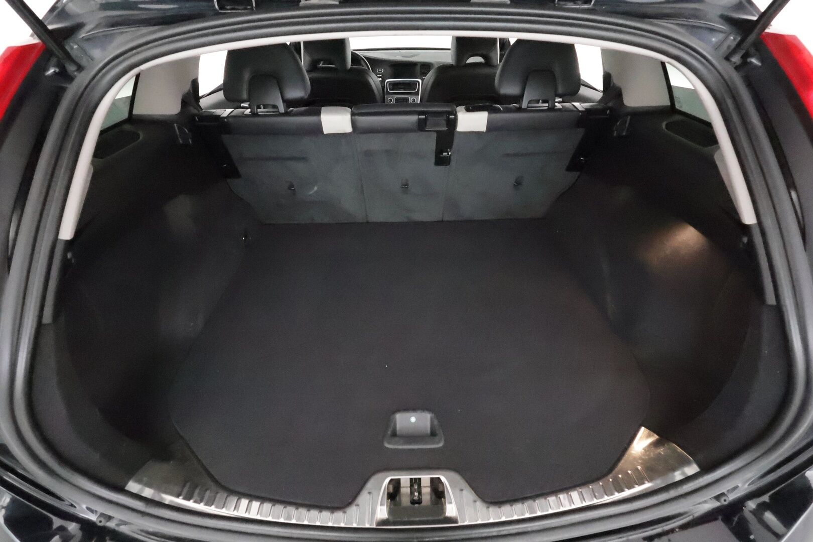Volvo V60 Cross Country 2018 D4 AWD Business Classic aut **Adapt.vakkari / P.kamera / H&K / Webasto / Koukku / Muistipenkki / Aktiiv.Xenon** - Suomi-auto / Merkkihuollettu / Kahdet renkaat aluvanteilla / Nahkaverhoilu / Penkinlämmittimet takana / Ratinlämmitin / BLIS / Navi / Digimittaristo