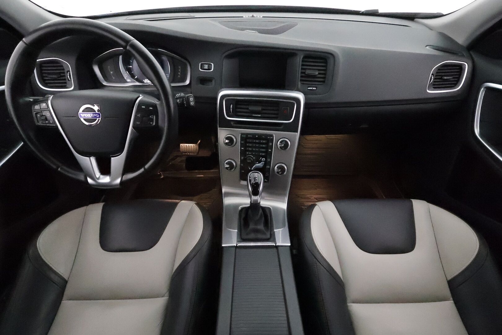 Volvo V60 Cross Country 2018 D4 AWD Business Classic aut **Adapt.vakkari / P.kamera / H&K / Webasto / Koukku / Muistipenkki / Aktiiv.Xenon** - Suomi-auto / Merkkihuollettu / Kahdet renkaat aluvanteilla / Nahkaverhoilu / Penkinlämmittimet takana / Ratinlämmitin / BLIS / Navi / Digimittaristo
