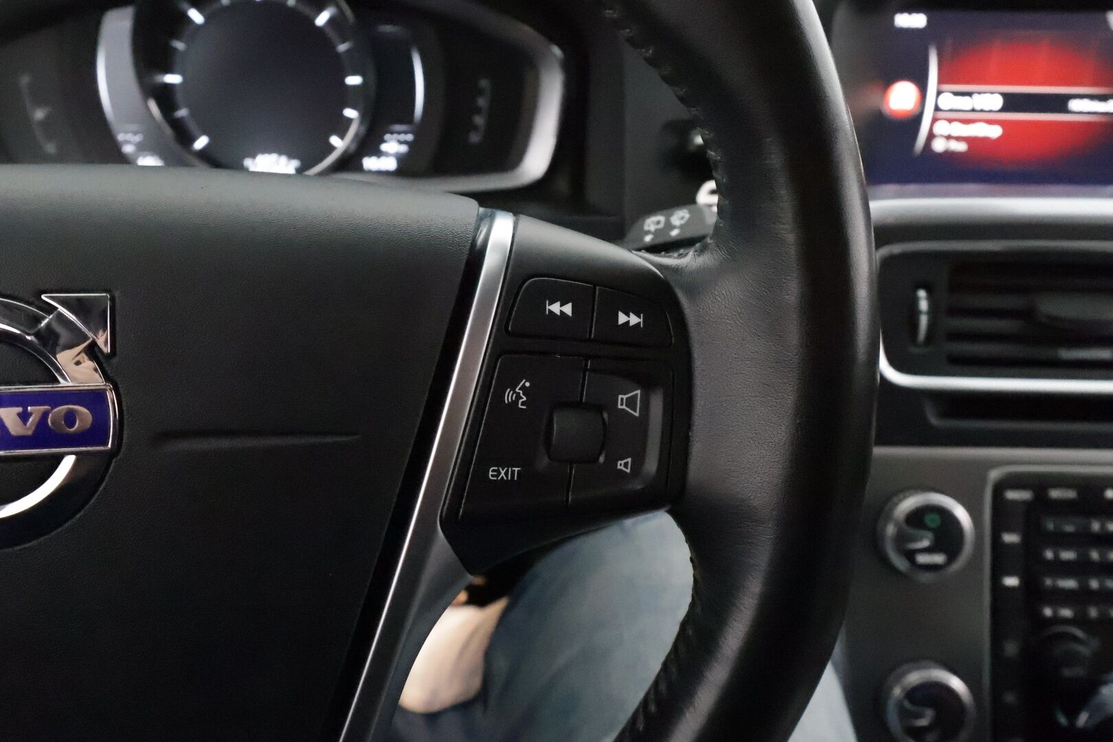 Volvo V60 Cross Country 2018 D4 AWD Business Classic aut **Adapt.vakkari / P.kamera / H&K / Webasto / Koukku / Muistipenkki / Aktiiv.Xenon** - Suomi-auto / Merkkihuollettu / Kahdet renkaat aluvanteilla / Nahkaverhoilu / Penkinlämmittimet takana / Ratinlämmitin / BLIS / Navi / Digimittaristo