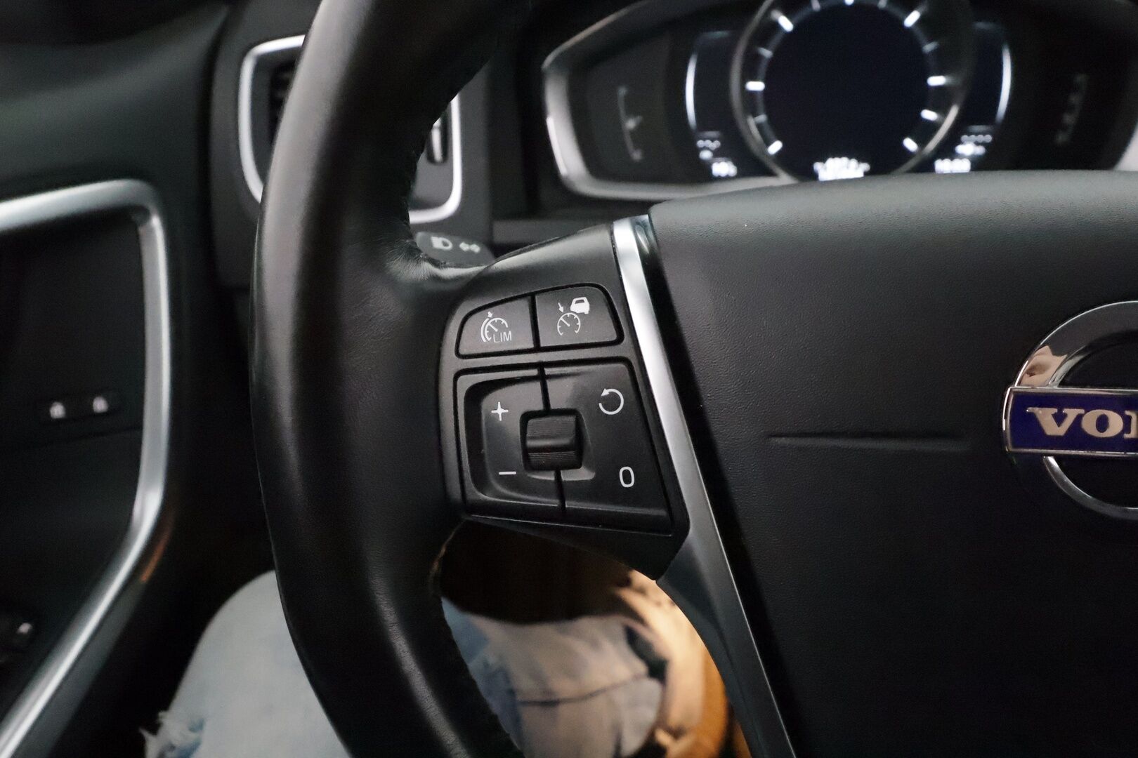 Volvo V60 Cross Country 2018 D4 AWD Business Classic aut **Adapt.vakkari / P.kamera / H&K / Webasto / Koukku / Muistipenkki / Aktiiv.Xenon** - Suomi-auto / Merkkihuollettu / Kahdet renkaat aluvanteilla / Nahkaverhoilu / Penkinlämmittimet takana / Ratinlämmitin / BLIS / Navi / Digimittaristo