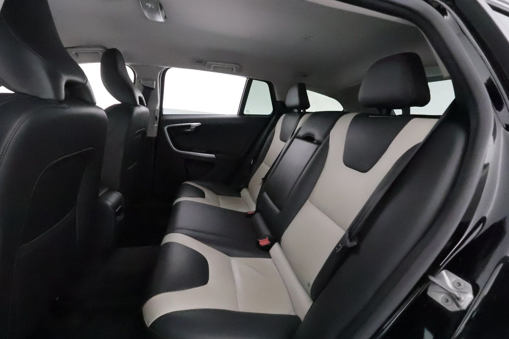 Volvo V60 Cross Country 2018 D4 AWD Business Classic aut **Adapt.vakkari / P.kamera / H&K / Webasto / Koukku / Muistipenkki / Aktiiv.Xenon** - Suomi-auto / Merkkihuollettu / Kahdet renkaat aluvanteilla / Nahkaverhoilu / Penkinlämmittimet takana / Ratinlämmitin / BLIS / Navi / Digimittaristo