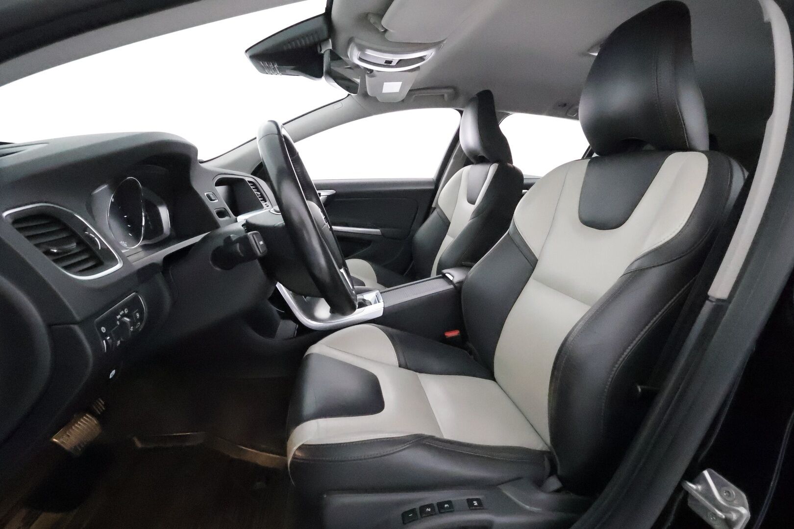 Volvo V60 Cross Country 2018 D4 AWD Business Classic aut **Adapt.vakkari / P.kamera / H&K / Webasto / Koukku / Muistipenkki / Aktiiv.Xenon** - Suomi-auto / Merkkihuollettu / Kahdet renkaat aluvanteilla / Nahkaverhoilu / Penkinlämmittimet takana / Ratinlämmitin / BLIS / Navi / Digimittaristo