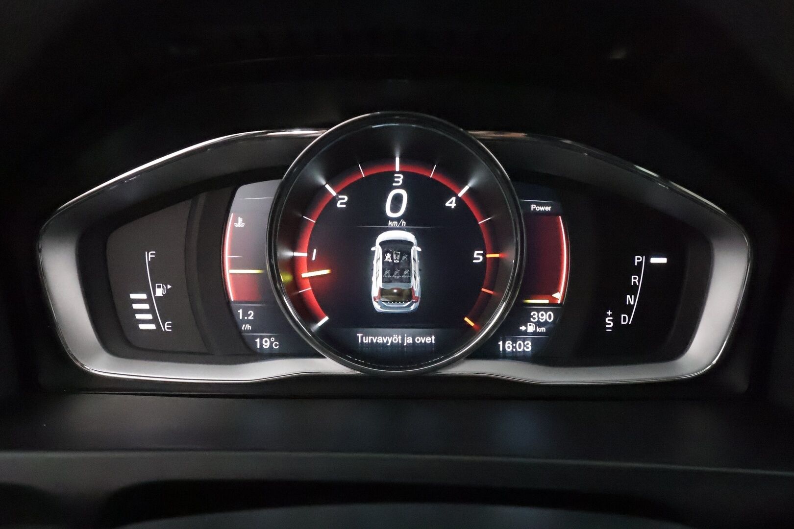 Volvo V60 Cross Country 2018 D4 AWD Business Classic aut **Adapt.vakkari / P.kamera / H&K / Webasto / Koukku / Muistipenkki / Aktiiv.Xenon** - Suomi-auto / Merkkihuollettu / Kahdet renkaat aluvanteilla / Nahkaverhoilu / Penkinlämmittimet takana / Ratinlämmitin / BLIS / Navi / Digimittaristo