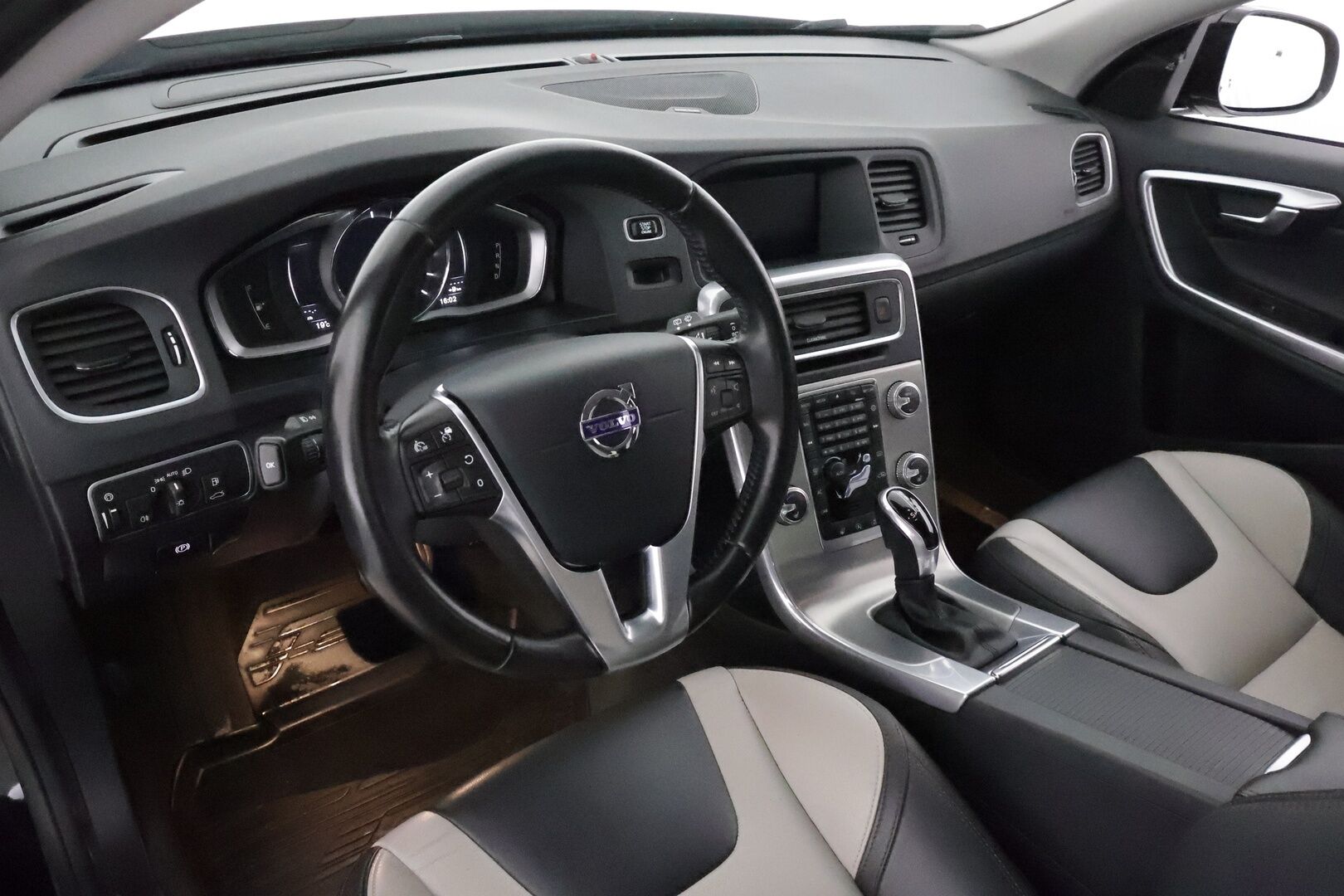 Volvo V60 Cross Country 2018 D4 AWD Business Classic aut **Adapt.vakkari / P.kamera / H&K / Webasto / Koukku / Muistipenkki / Aktiiv.Xenon** - Suomi-auto / Merkkihuollettu / Kahdet renkaat aluvanteilla / Nahkaverhoilu / Penkinlämmittimet takana / Ratinlämmitin / BLIS / Navi / Digimittaristo