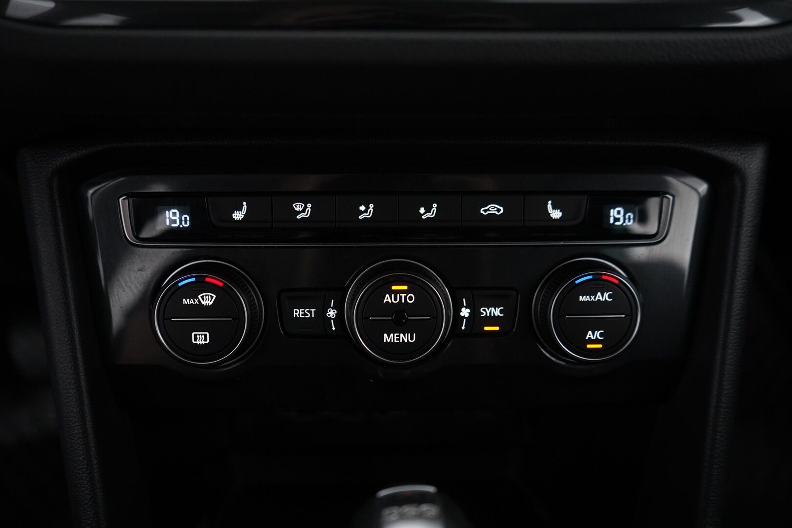 Volkswagen Tiguan 2018 Comfortline 1,4 TSI ACT 110 kW (150 hv) DSG *ACC / Koukku / Tutkat / ErgoActive / Apple Carplay & AndroidAuto* - Suomi-auto / Hierova kuskin penkki 