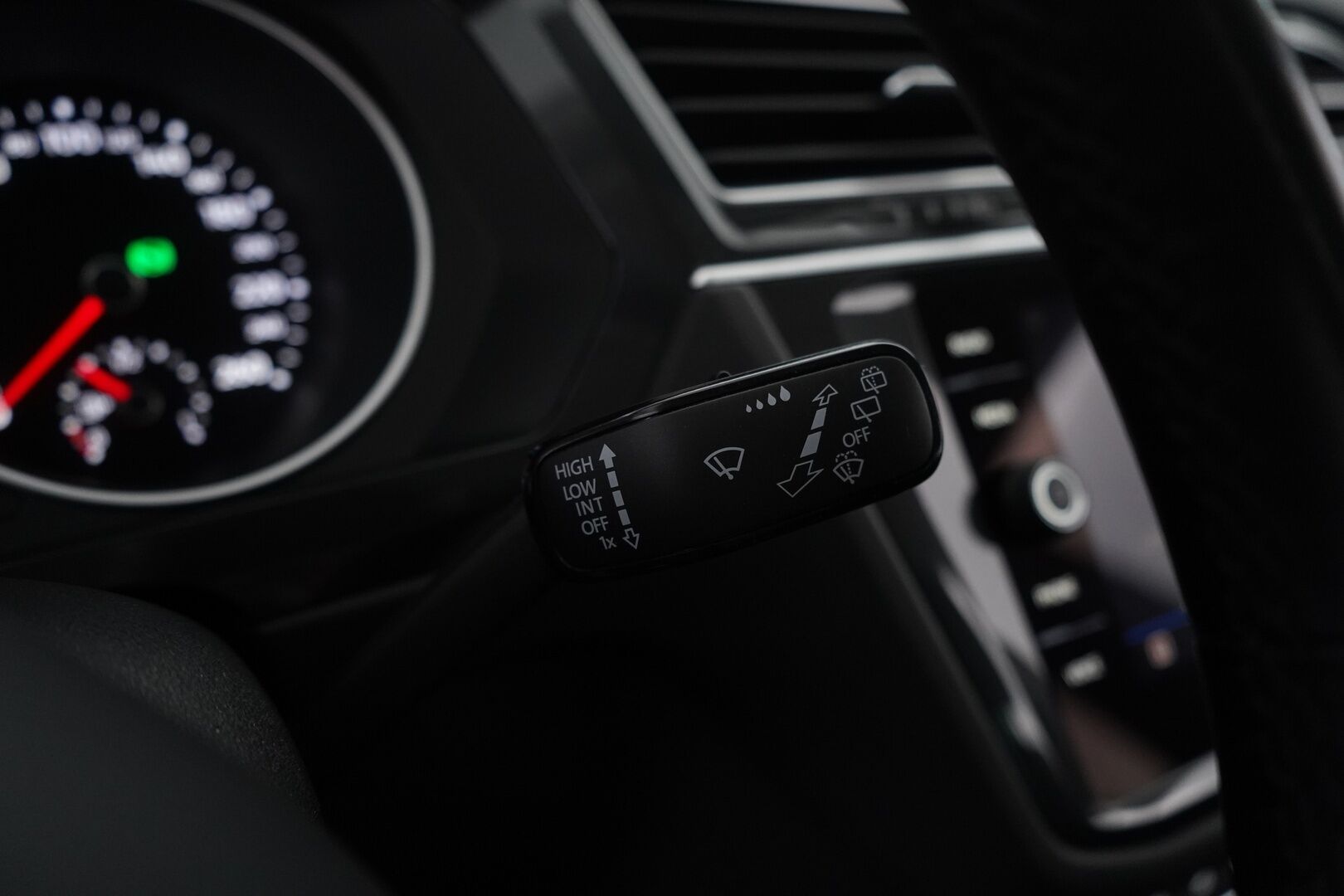 Volkswagen Tiguan 2018 Comfortline 1,4 TSI ACT 110 kW (150 hv) DSG *ACC / Koukku / Tutkat / ErgoActive / Apple Carplay & AndroidAuto* - Suomi-auto / Hierova kuskin penkki 