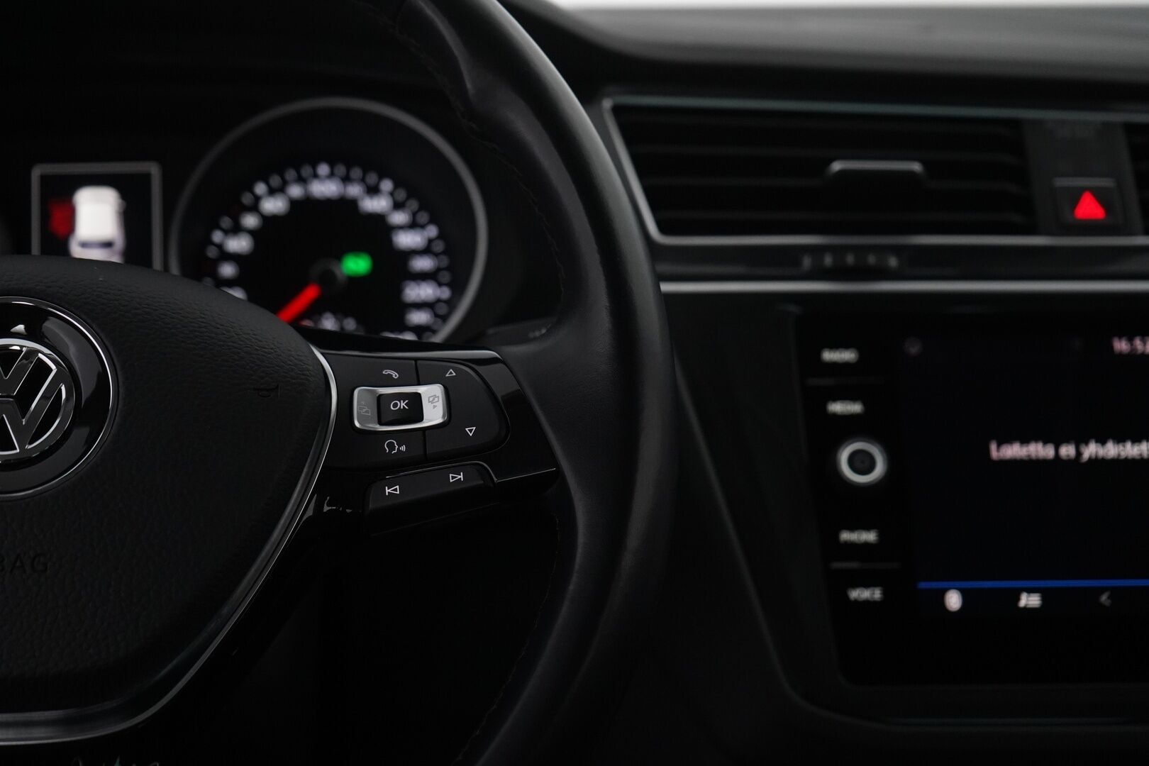 Volkswagen Tiguan 2018 Comfortline 1,4 TSI ACT 110 kW (150 hv) DSG *ACC / Koukku / Tutkat / ErgoActive / Apple Carplay & AndroidAuto* - Suomi-auto / Hierova kuskin penkki 