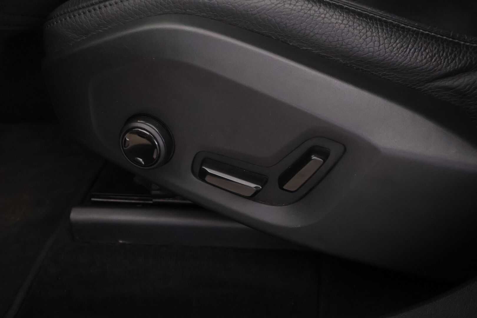 Volvo XC60 2018 T8 AWD Inscription aut - YritysOutlet - Myydään vain yrityksille - ** Webasto / Panorama / Nahat / Navi / P.kamera **