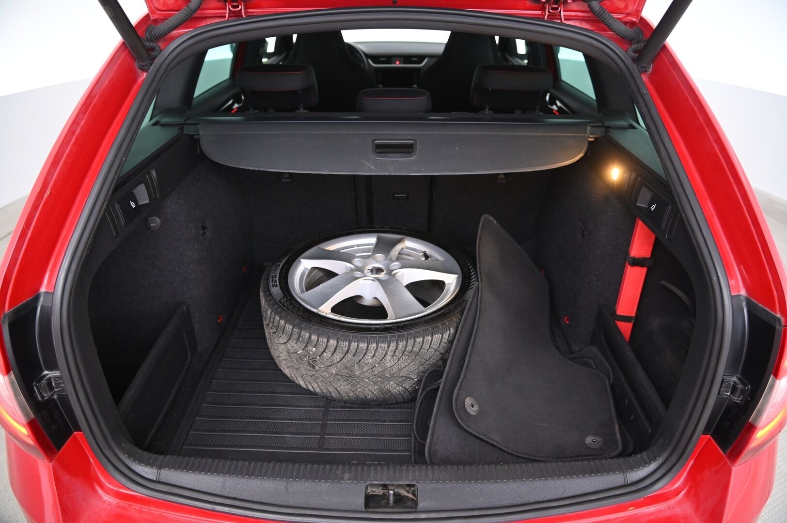 Skoda Octavia 2018 Combi 2,0 TDI 184 RS ** PA-Lämmitin / P-kamera /Keyless / Adapt.Vakkari / Vetokoukku ** - Webasto | Koukku | Peruutuskamera | Adapt.Vakkari | Keyless