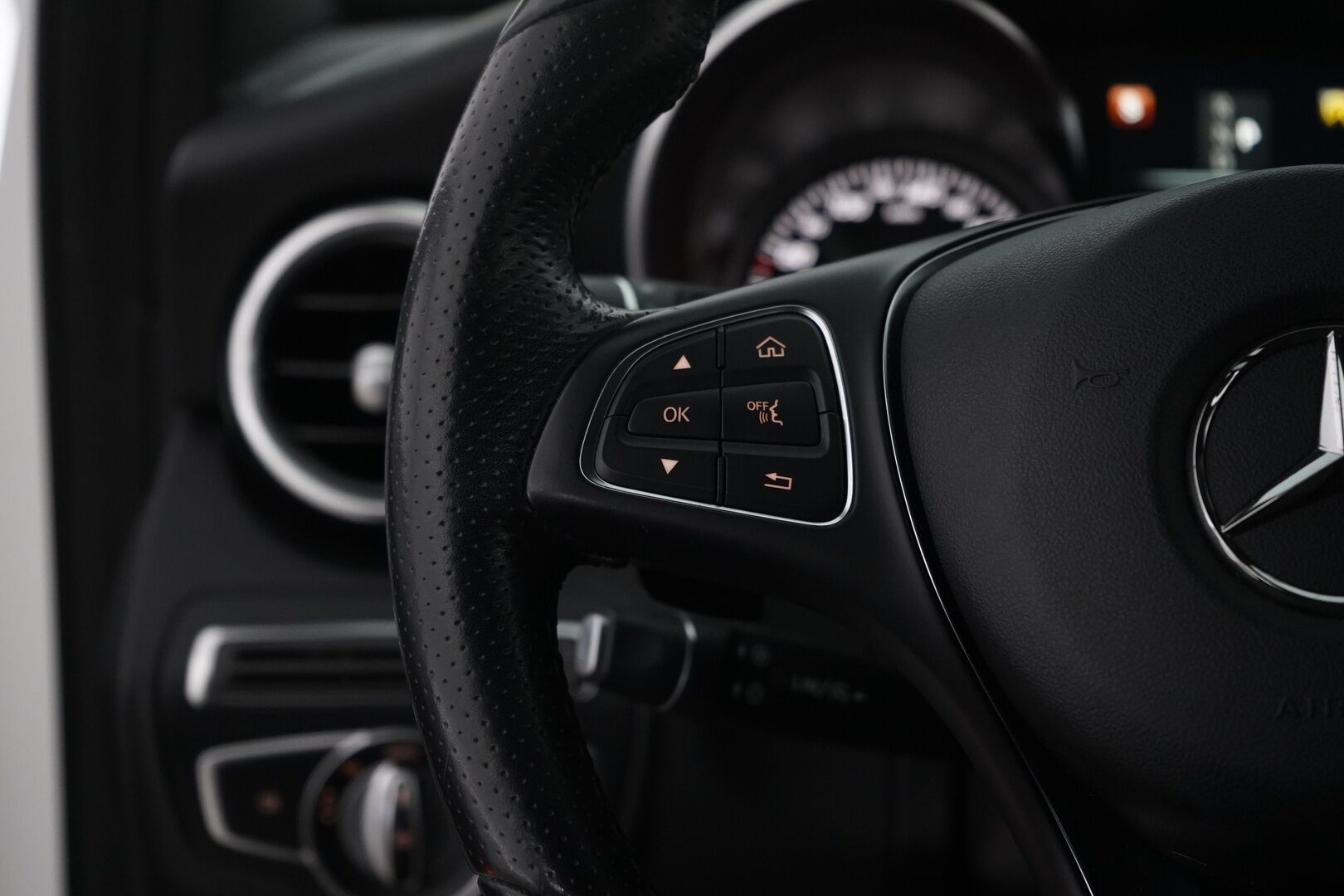 Mercedes-Benz C 2018 200 4Matic T A Avantgarde * Sporttipenkit / Vetokoukku / ILS / Vakkari / Tutkat * - Suomi-auto / Viimeisin huolto 143tkm / Apple&Android / Uudet nastarenkaat! - Osta nyt, maksa vasta ensi vuonna