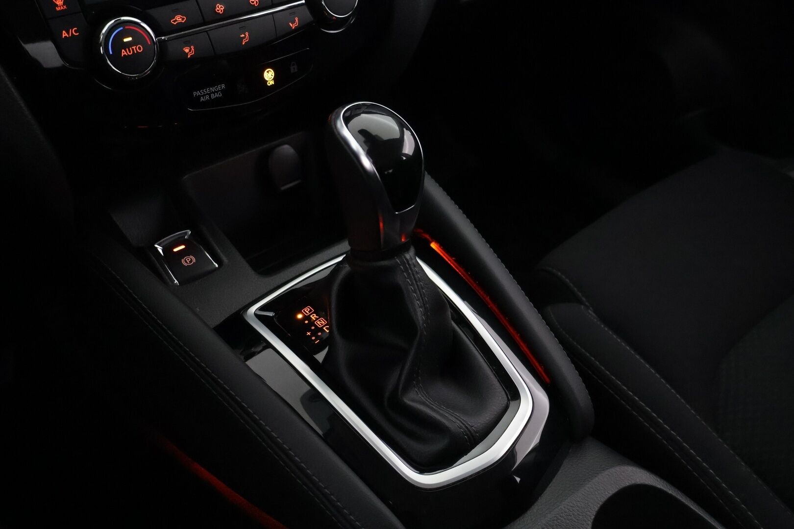 Nissan Qashqai 2018 DIG-T 115 N-Connecta 2WD Xtronic PFEB *Suomiauto /  360° kamera / Vakkari / Navi / Lohko&Sisäpistoke / P-tutkat * - Särmät huollot / 2x hyvät renkaat / Juuri saapunut Tampereelle!