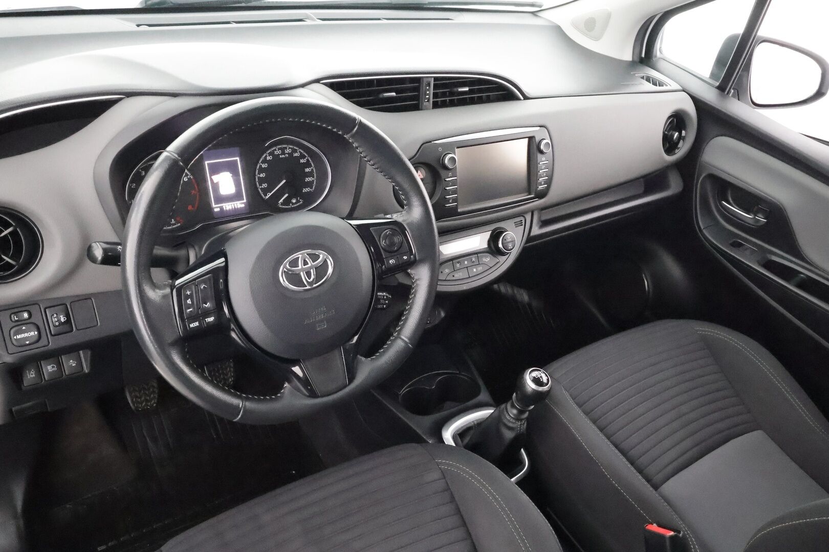 Toyota Yaris 2018 1,5 Dual VVT-i Active 5ov * Vakkari / P.kamera / Navi / Kaistavahti / Bluetooth / Lohko * - Suomi-auto / Kahdet renkaat aluvanteilla 