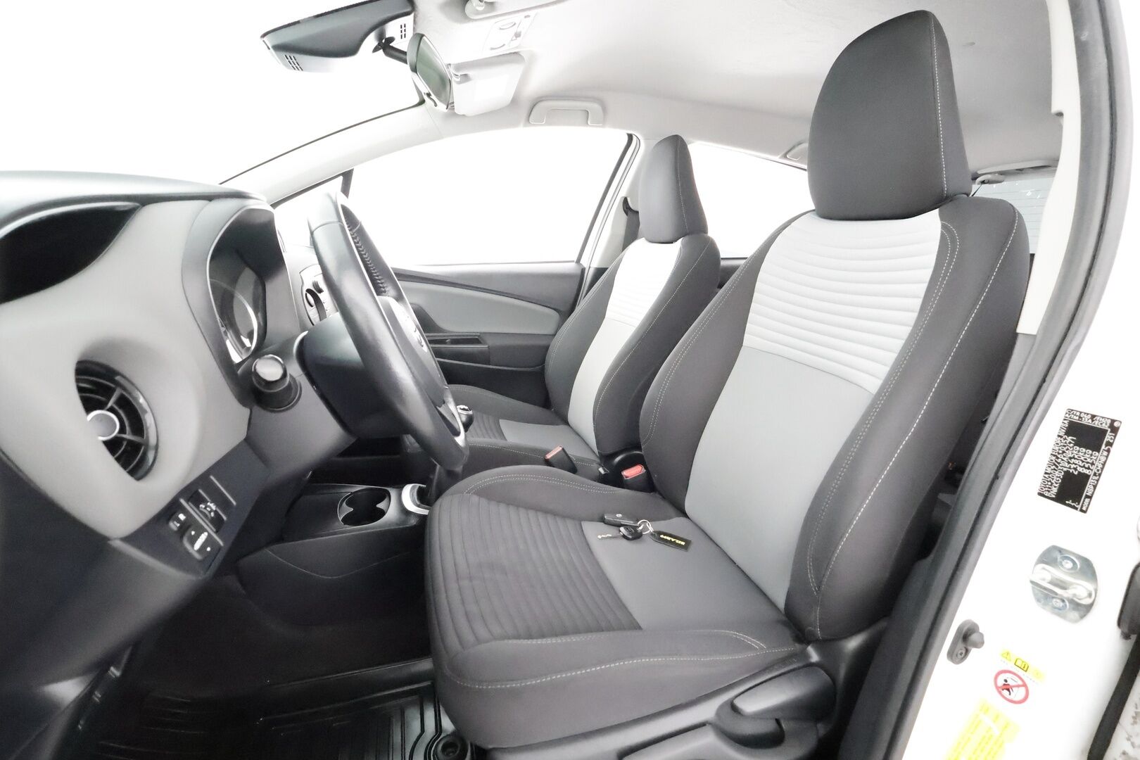 Toyota Yaris 2018 1,5 Dual VVT-i Active 5ov * Vakkari / P.kamera / Navi / Kaistavahti / Bluetooth / Lohko * - Suomi-auto / Kahdet renkaat aluvanteilla 