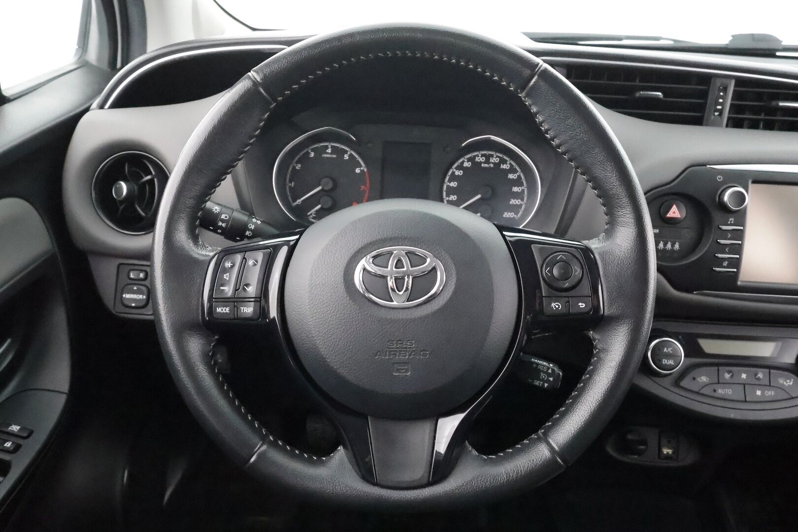 Toyota Yaris 2018 1,5 Dual VVT-i Active 5ov * Vakkari / P.kamera / Navi / Kaistavahti / Bluetooth / Lohko * - Suomi-auto / Kahdet renkaat aluvanteilla 