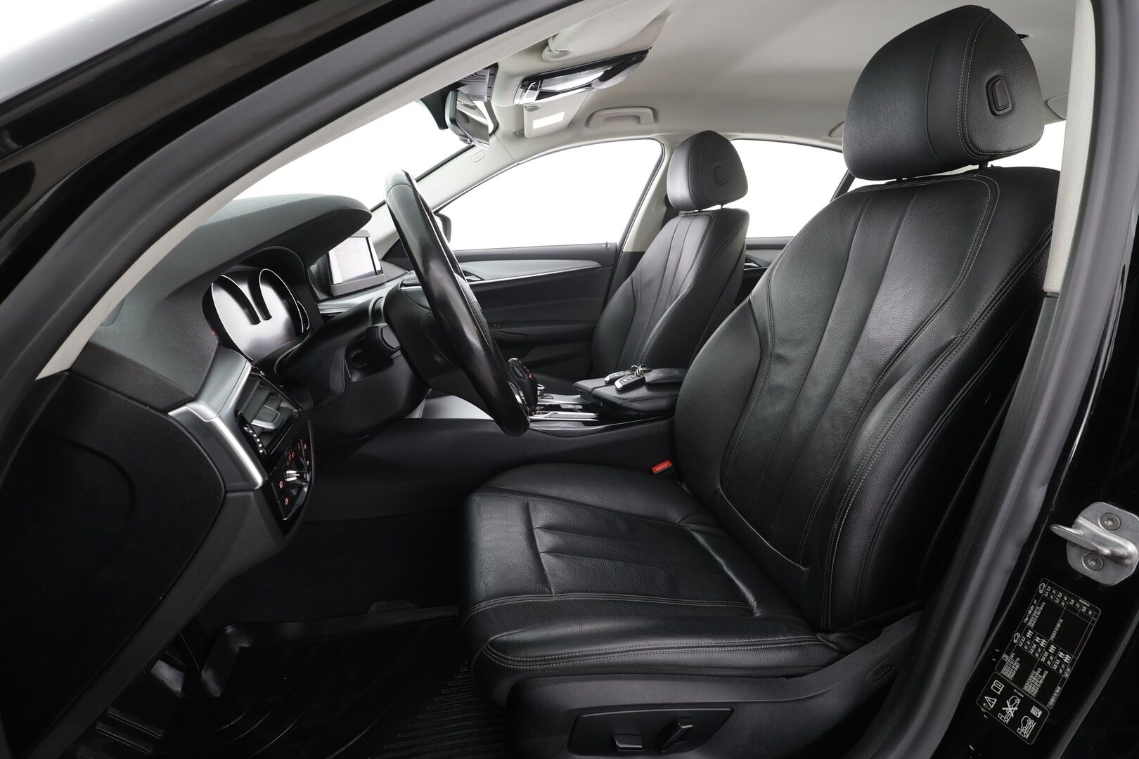 BMW 520 2019 G30 Sedan 520d A xDrive Business - Webasto | Koukku | LED | P.Tutkat | Nahkaverhoilu | Suomi-auto | Kahdet renkaat aluvanteilla | Merkkihuollot
