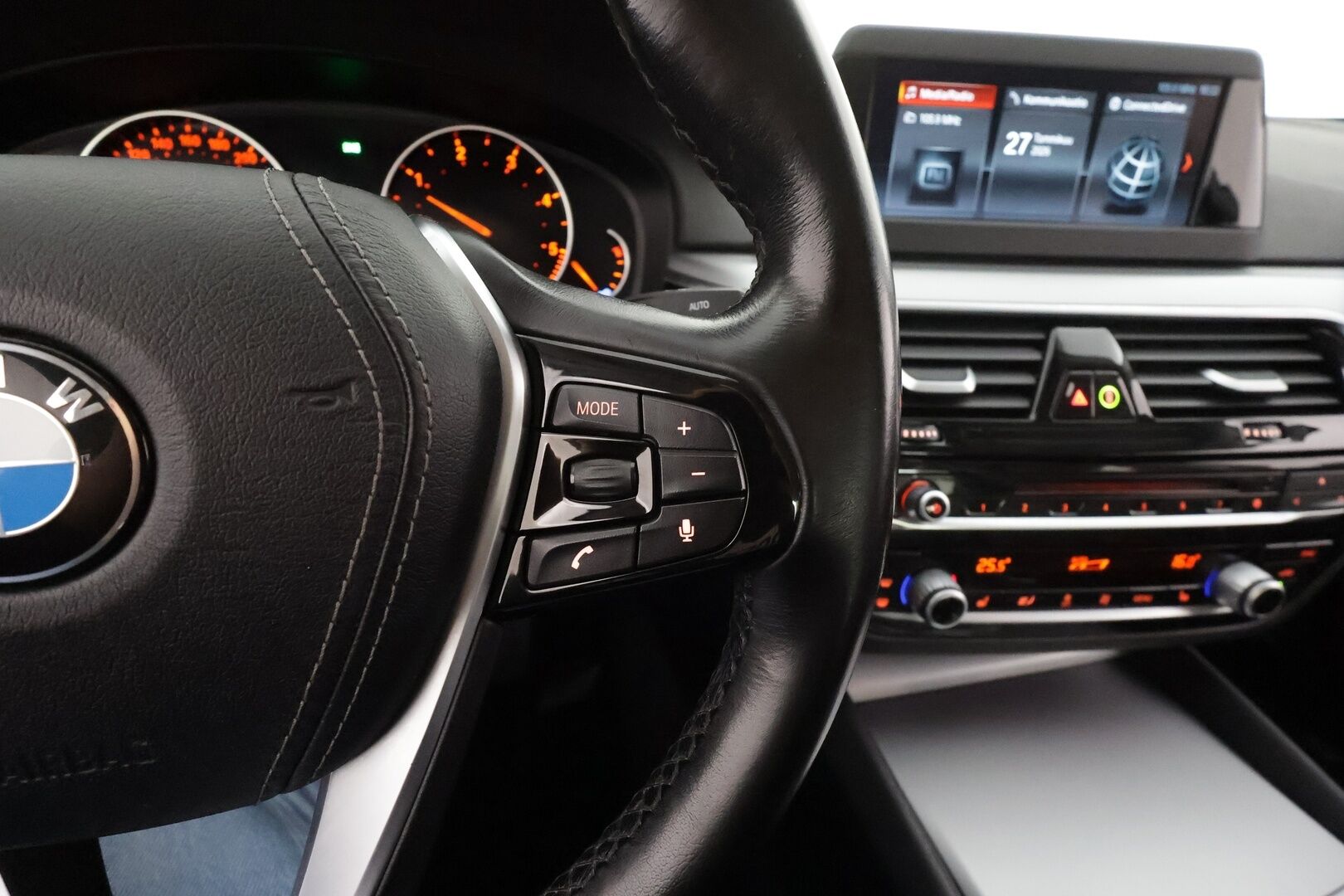 BMW 520 2019 G30 Sedan 520d A xDrive Business * Webasto / Koukku / LED / P.Tutkat / Vakkari / Nahkaverhoilu * - Suomi-auto / Kahdet renkaat aluvanteilla / Merkkihuollot