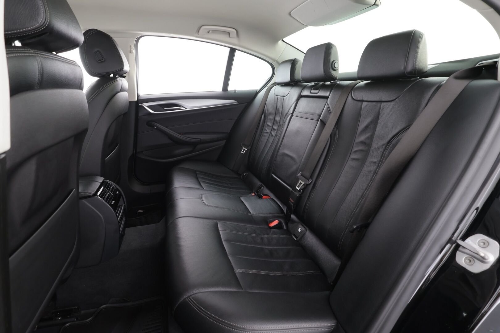 BMW 520 2019 G30 Sedan 520d A xDrive Business - Webasto | Koukku | LED | P.Tutkat | Nahkaverhoilu | Suomi-auto | Kahdet renkaat aluvanteilla | Merkkihuollot