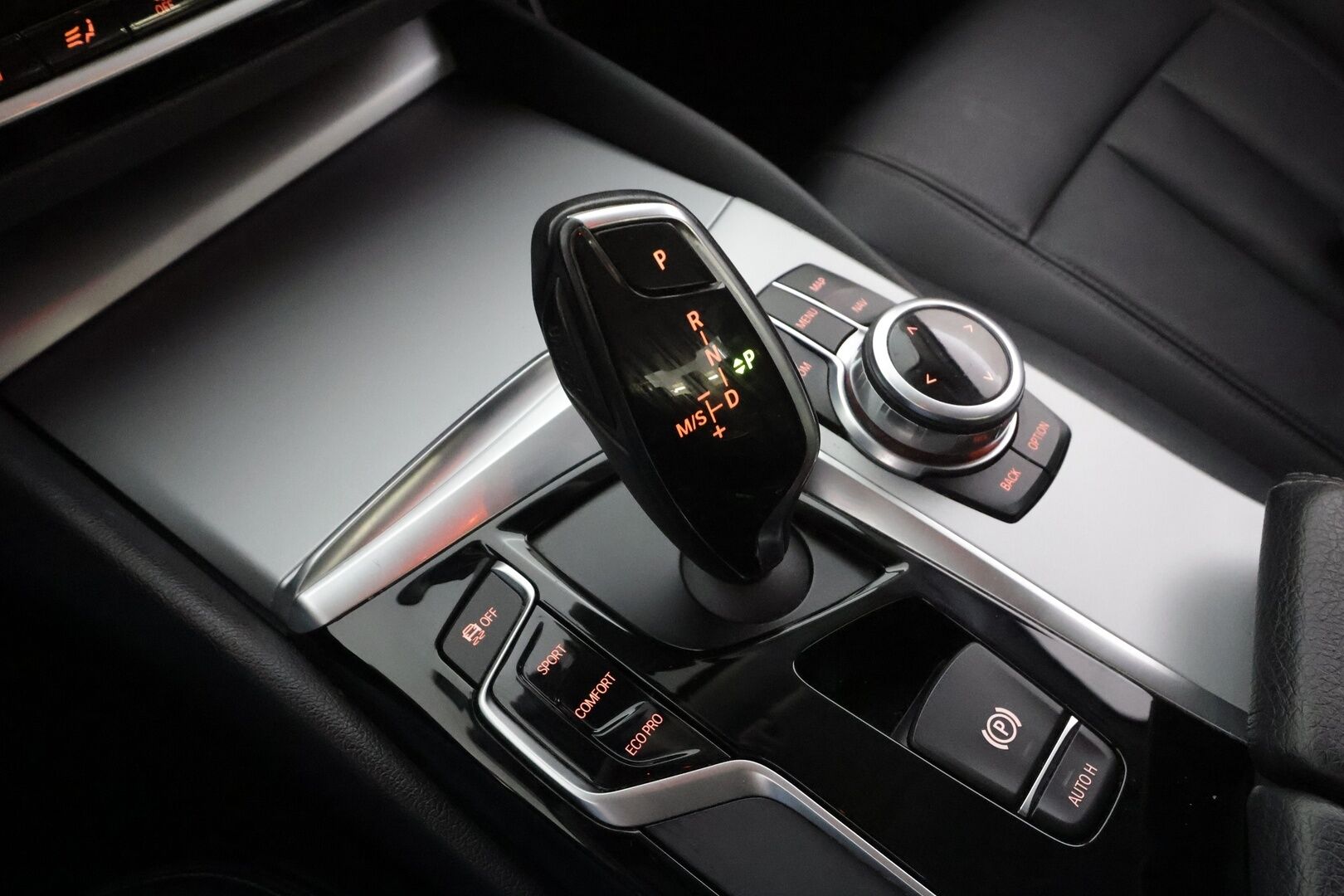 BMW 520 2019 G30 Sedan 520d A xDrive Business - Webasto | Koukku | LED | P.Tutkat | Nahkaverhoilu | Suomi-auto | Kahdet renkaat aluvanteilla | Merkkihuollot