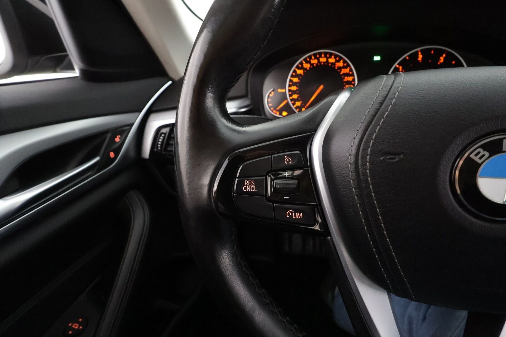 BMW 520 2019 G30 Sedan 520d A xDrive Business * Webasto / Koukku / LED / P.Tutkat / Vakkari / Nahkaverhoilu * - Suomi-auto / Kahdet renkaat aluvanteilla / Merkkihuollot - HULLUT AVAJAISHULINAT KORKOTARJOUS 3,29 %